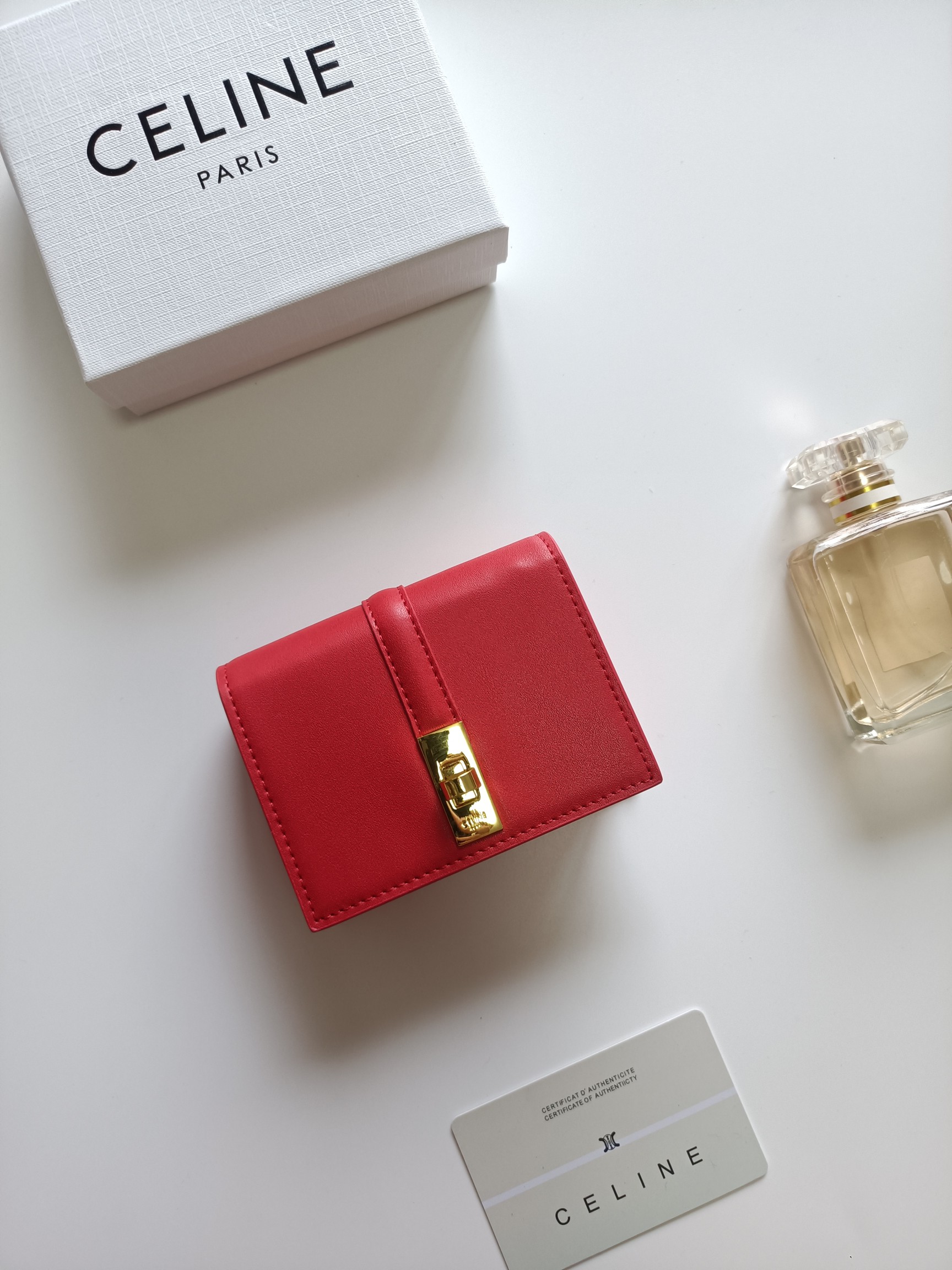 CELINE レッド サイフ 長財布 レディース ゴールド留め 固定式 1枚入れ 2枚折り 1つ折り財布 1色入 🧳