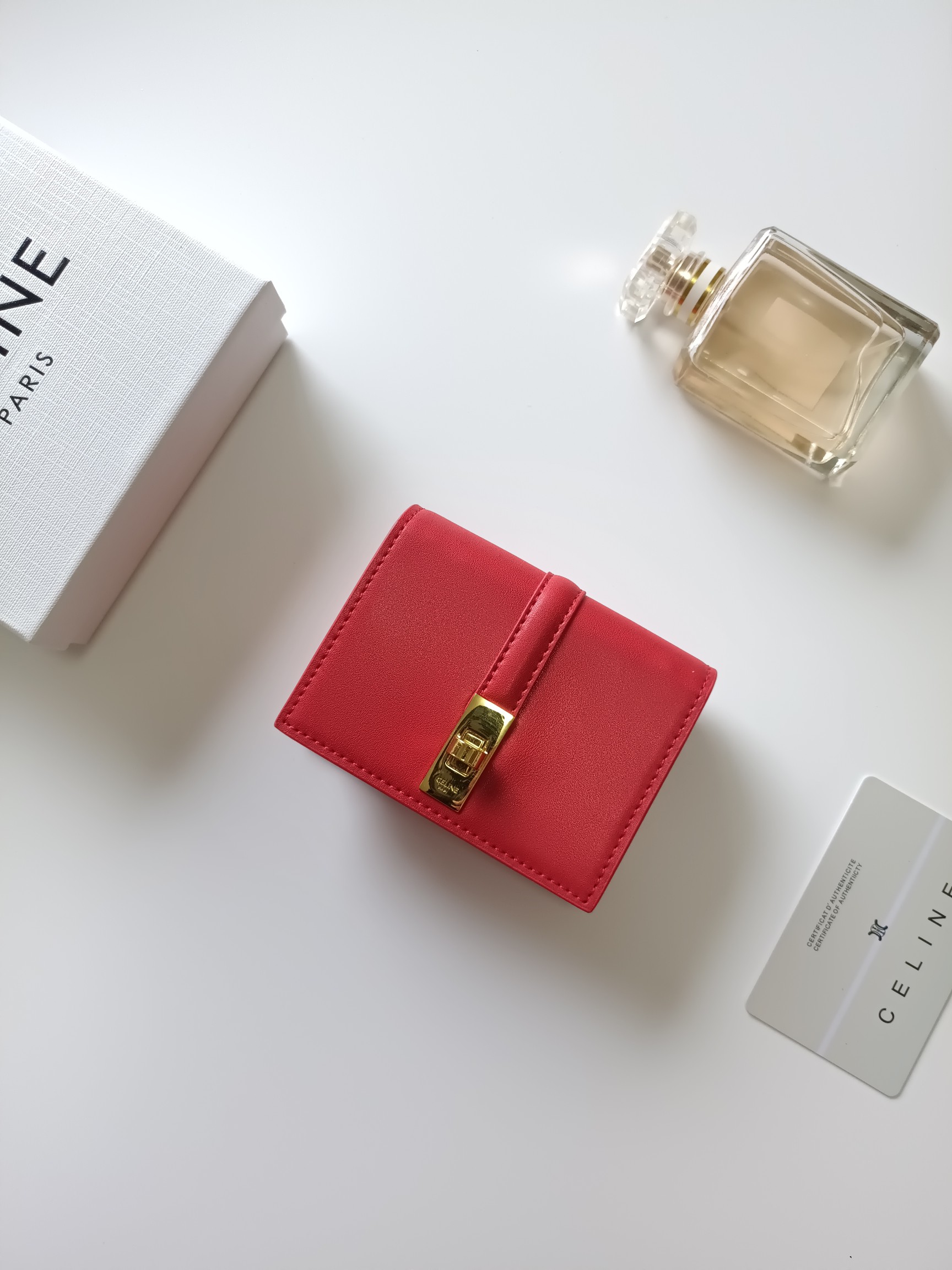 CELINE レッド サイフ 長財布 レディース ゴールド留め 固定式 1枚入れ 2枚折り 1つ折り財布 1色入 🧳 - 画像 2