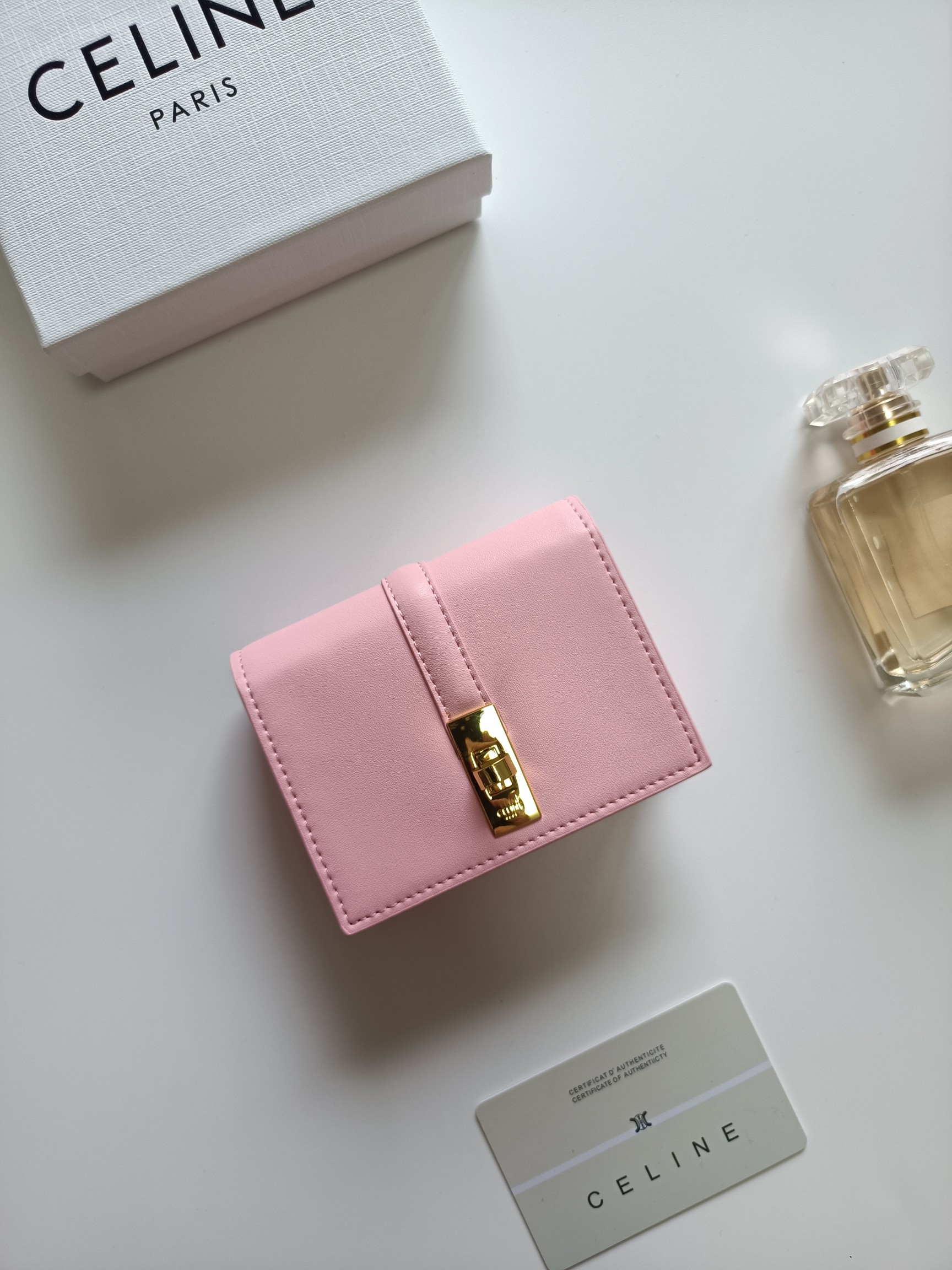 CELINE ピンク サイフ 二つ折り財布 レディース 金具 シンプル おしゃれ 💖