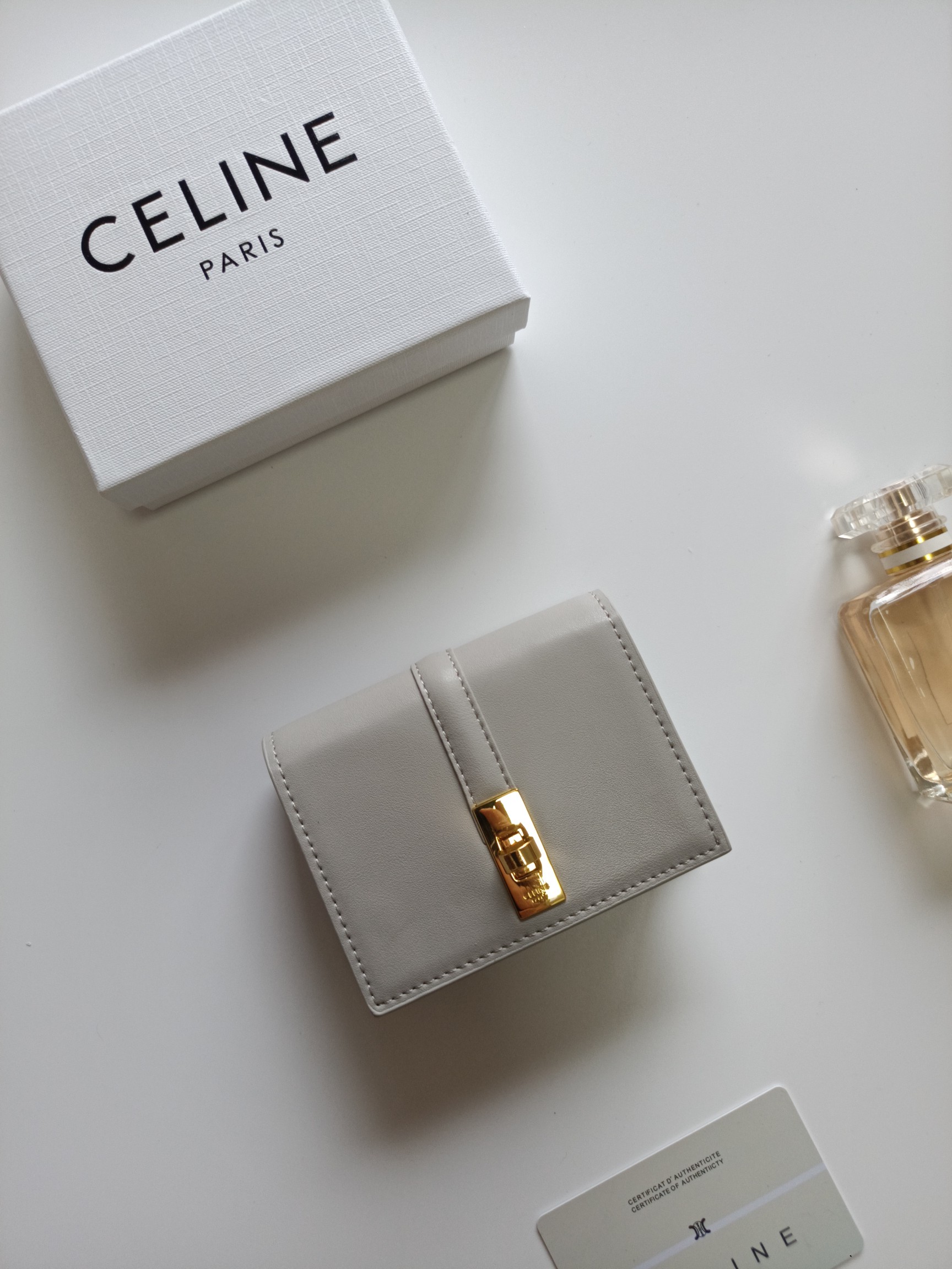 CELINE プチウォレット グレー 🌸 ファスナー開閉 高級レザー 1色入