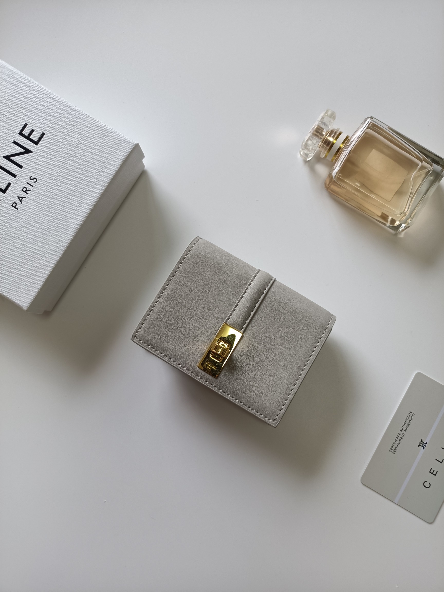 CELINE プチウォレット グレー 🌸 ファスナー開閉 高級レザー 1色入 - 画像 2