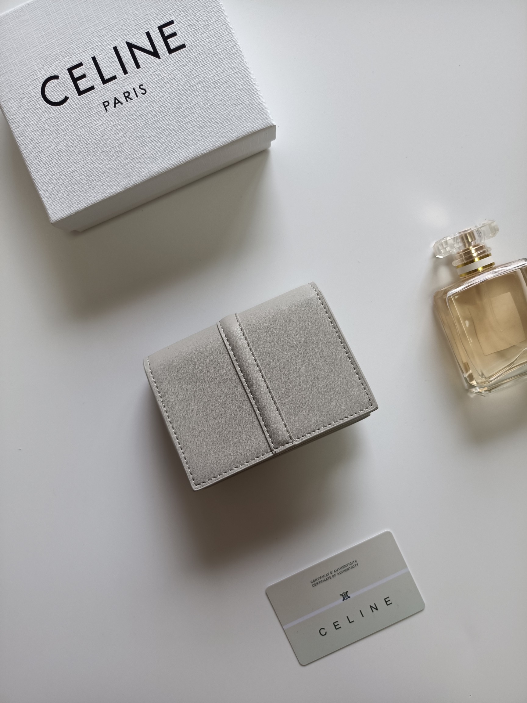 CELINE プチウォレット グレー 🌸 ファスナー開閉 高級レザー 1色入 - 画像 3