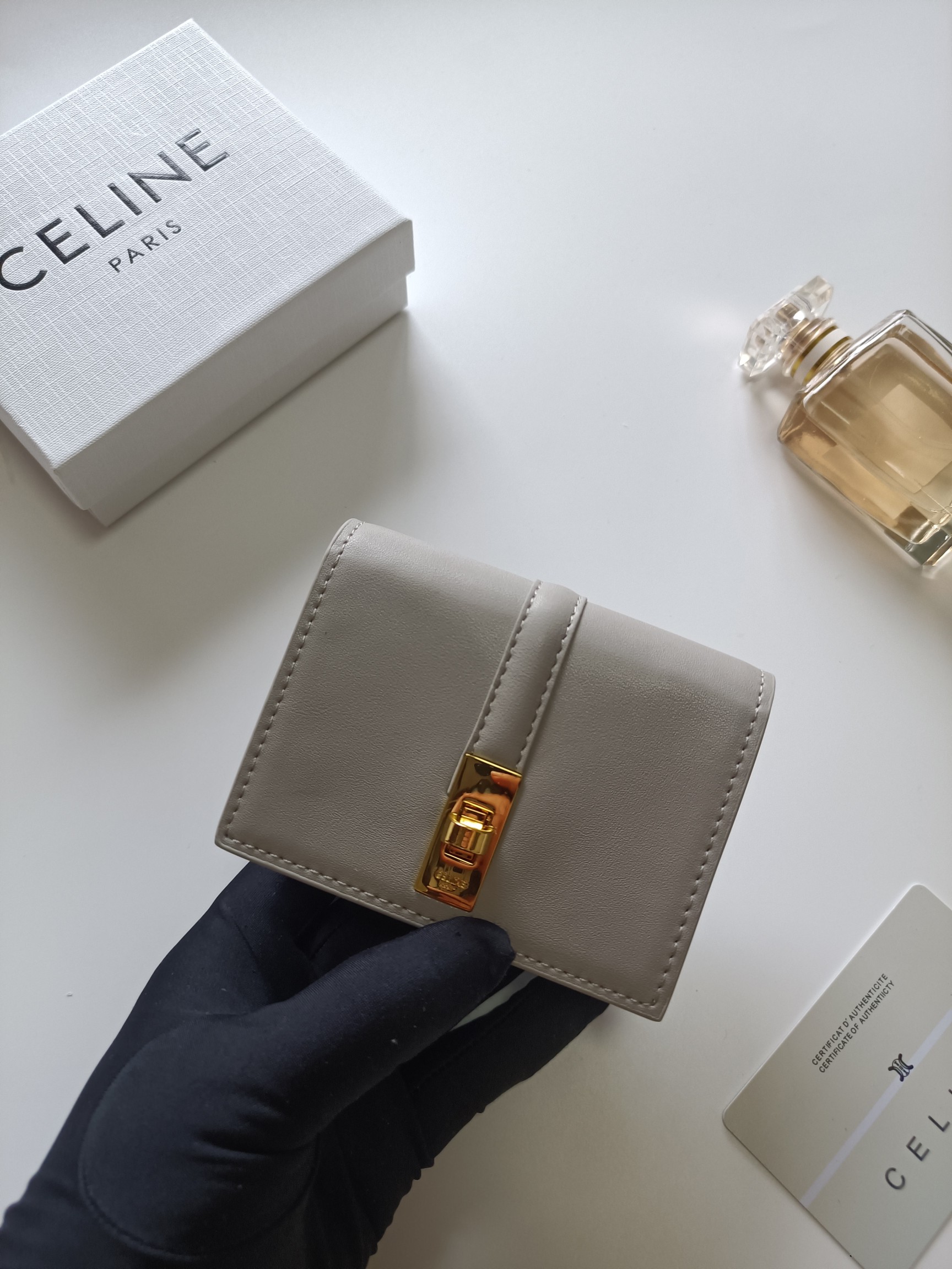 CELINE プチウォレット グレー 🌸 ファスナー開閉 高級レザー 1色入 - 画像 4