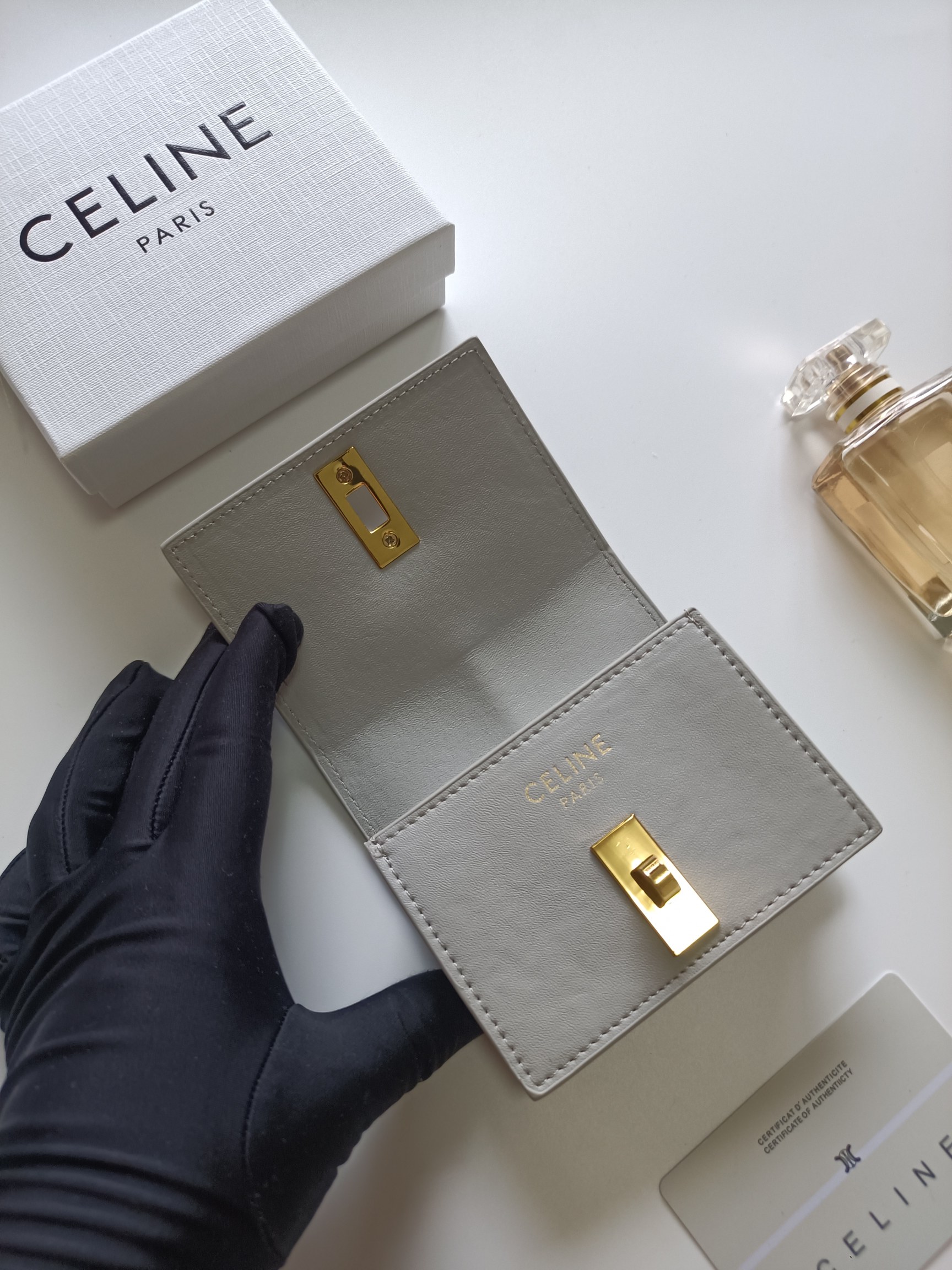 CELINE プチウォレット グレー 🌸 ファスナー開閉 高級レザー 1色入 - 画像 5