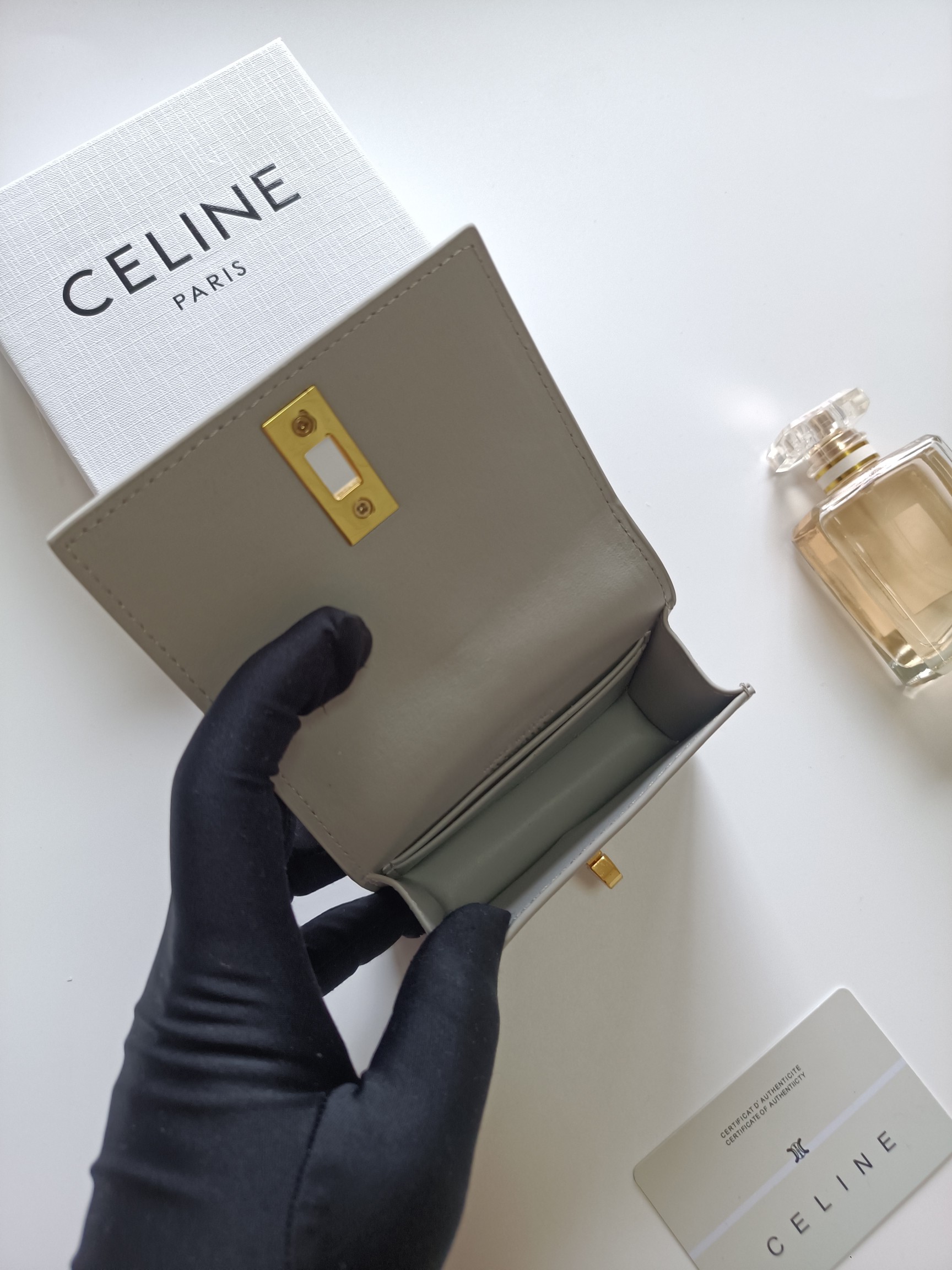 CELINE プチウォレット グレー 🌸 ファスナー開閉 高級レザー 1色入 - 画像 6