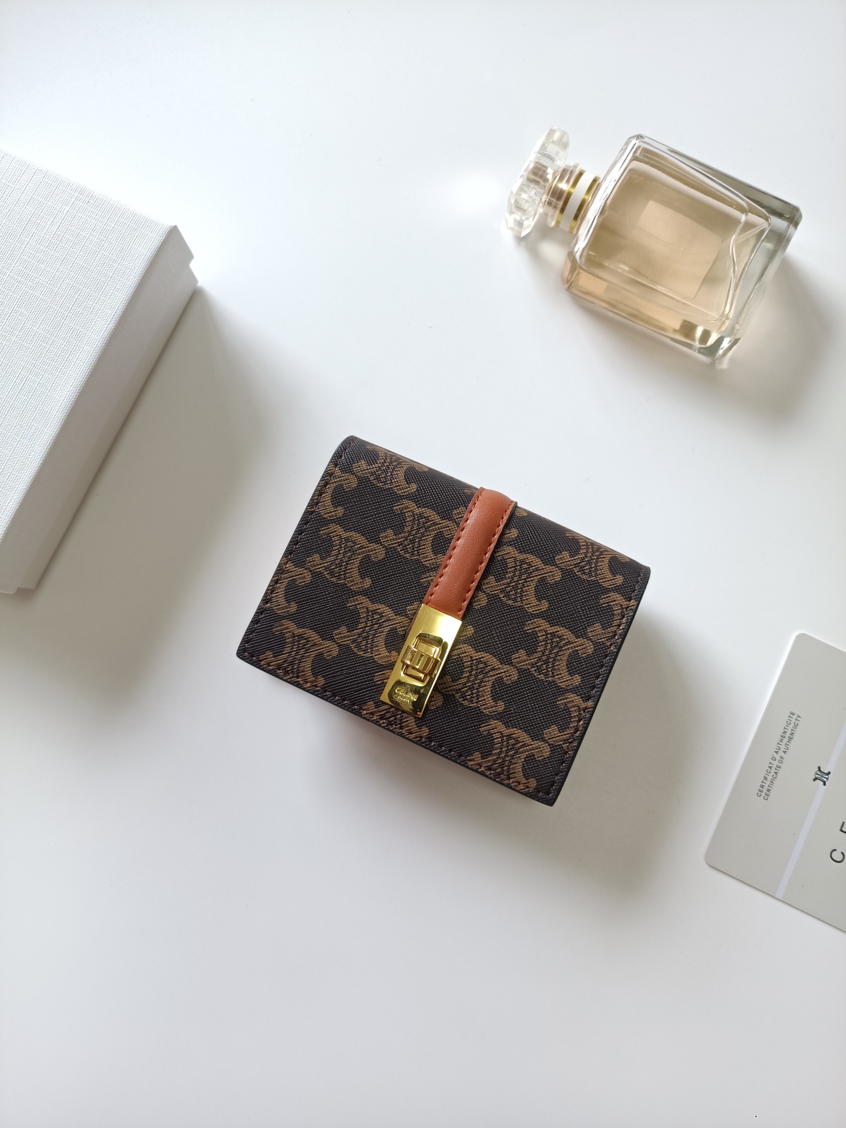 CELINE ファイン ウォレット ブラウン シグネチャー柄 二つ折り財布 🌟 - 画像 2