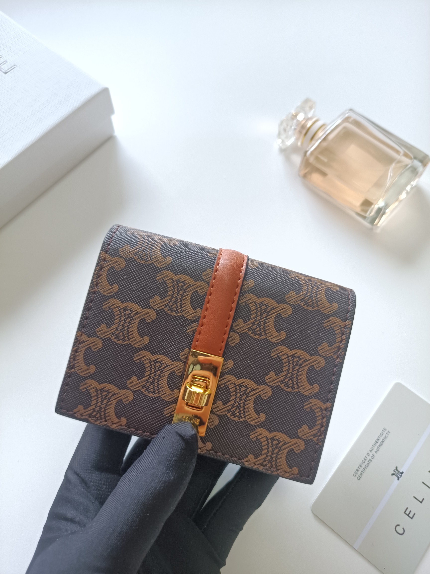 CELINE ファイン ウォレット ブラウン シグネチャー柄 二つ折り財布 🌟 - 画像 4