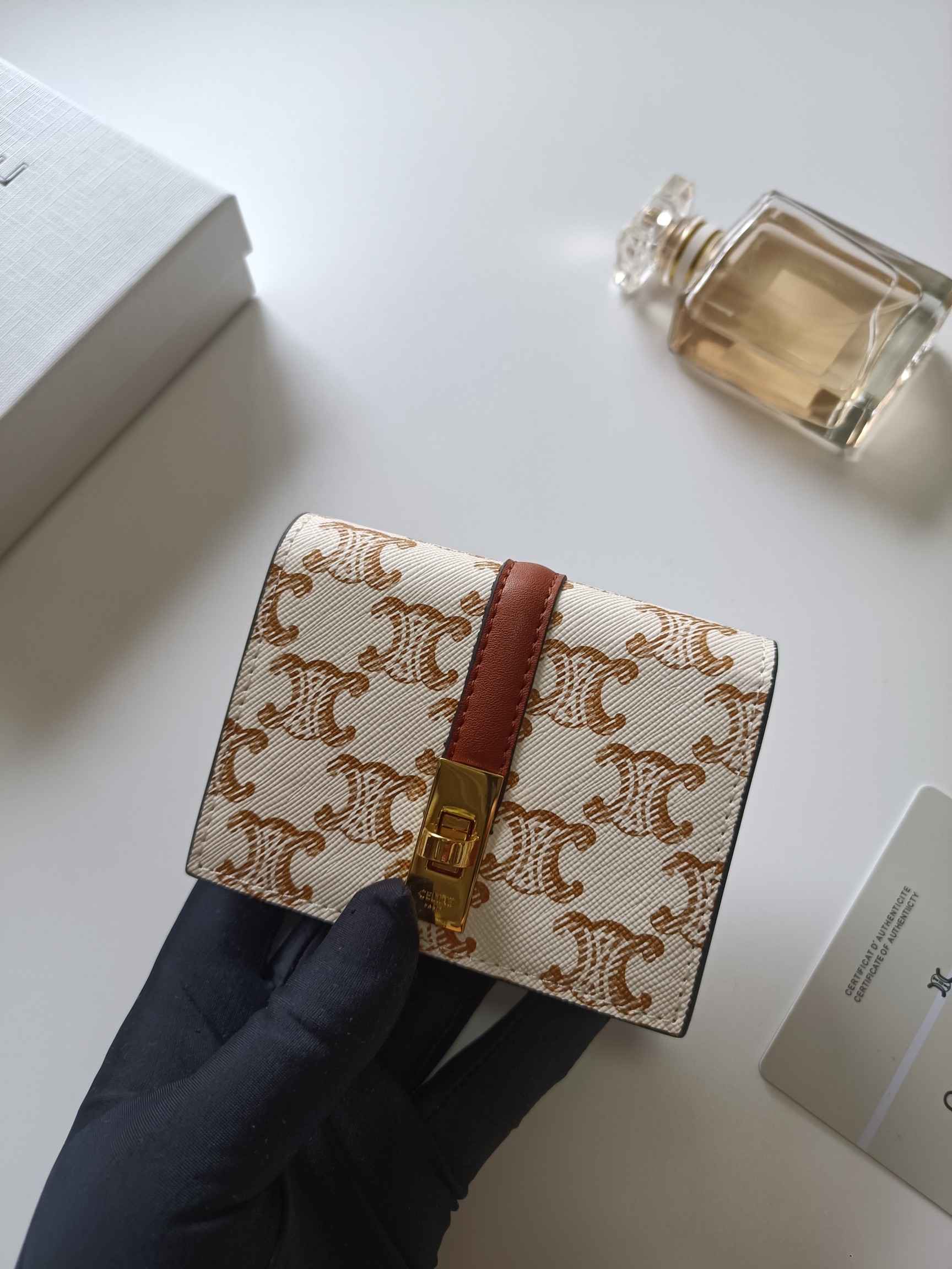 CELINE プチキャリ ウォレット レザー コインケース 2way 🎁 ホワイト×ブラウン 1色入 - 画像 4