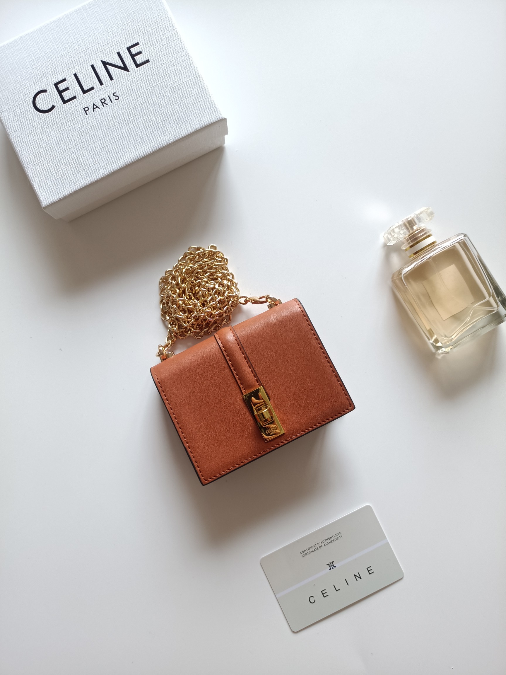 CELINE ベルト付きチェーンショルダー ウォレット ブラウン 🎁 1色入
