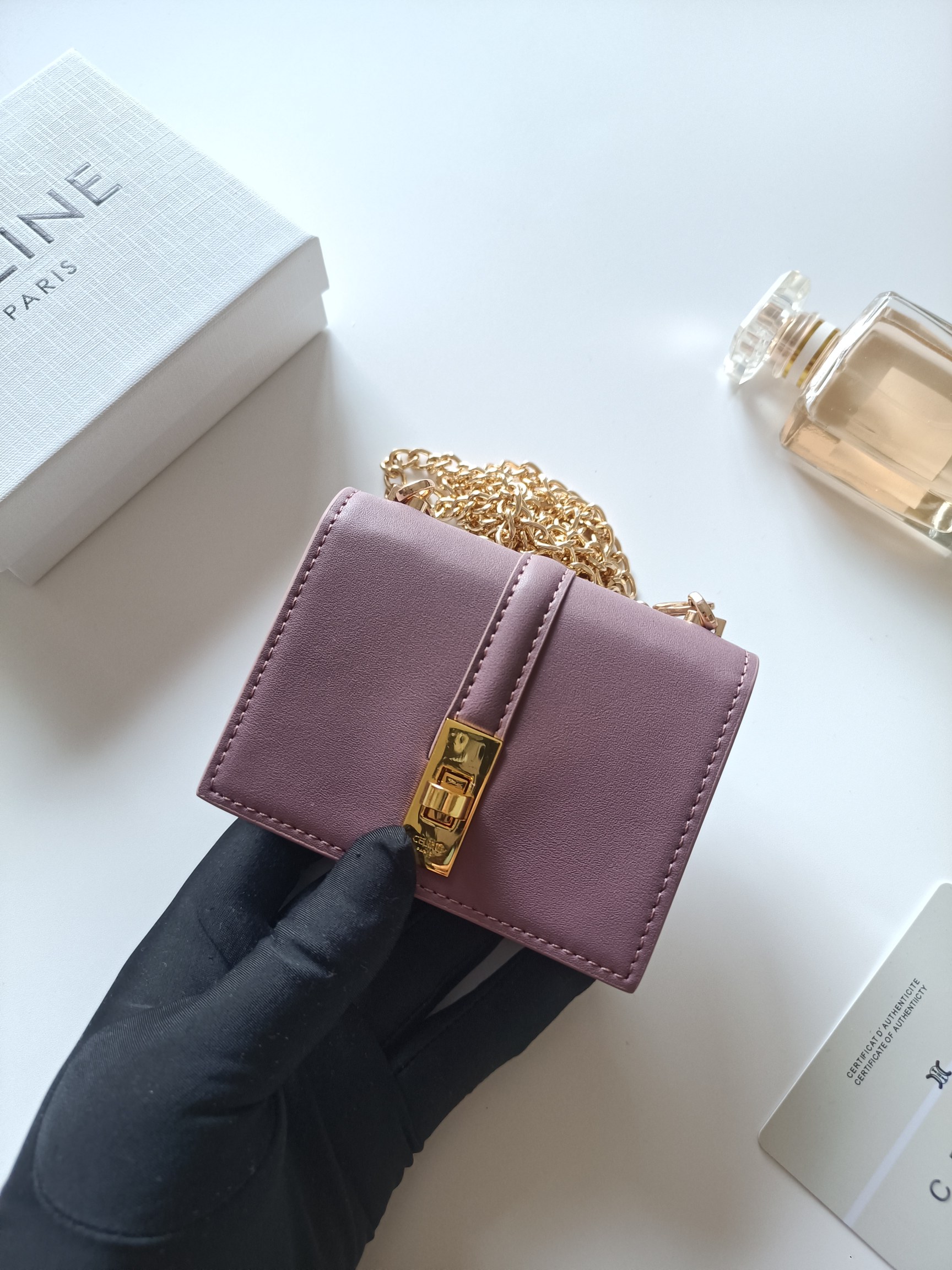 CELINE ピンク ミニウォレット チェーン付き 二つ折り財布 💼 - 画像 4