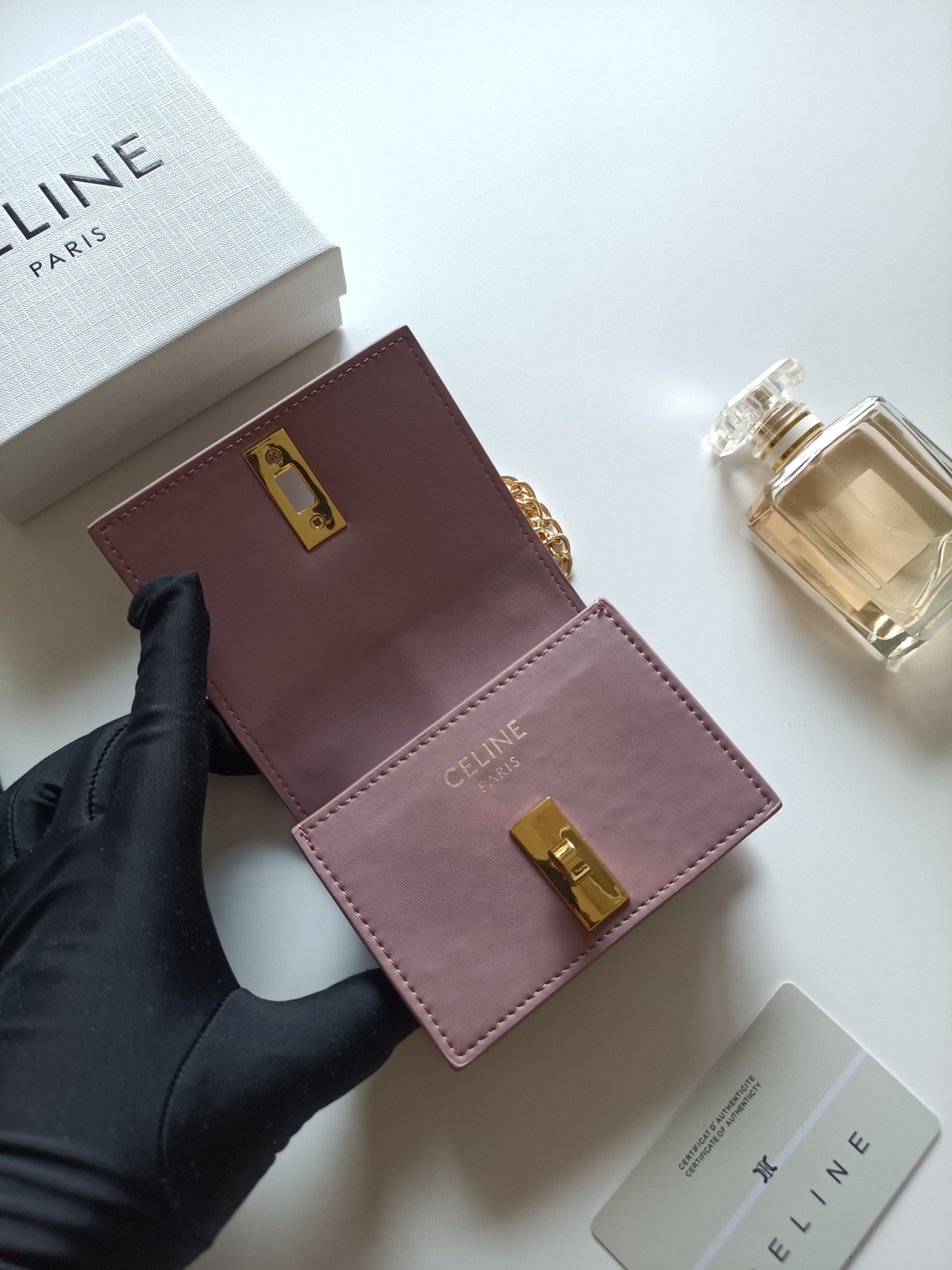 CELINE ピンク ミニウォレット チェーン付き 二つ折り財布 💼 - 画像 5