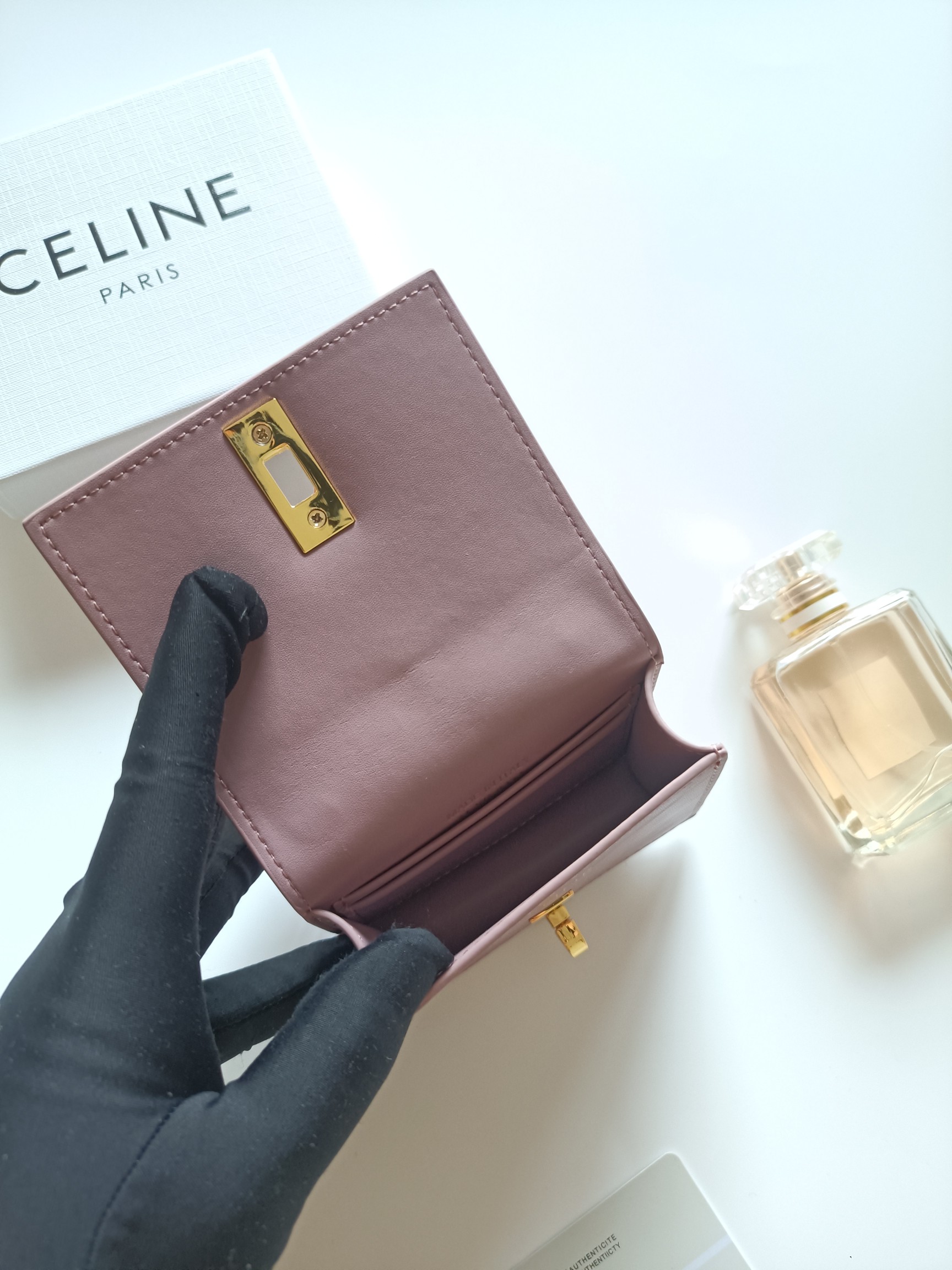 CELINE ピンク ミニウォレット チェーン付き 二つ折り財布 💼 - 画像 6