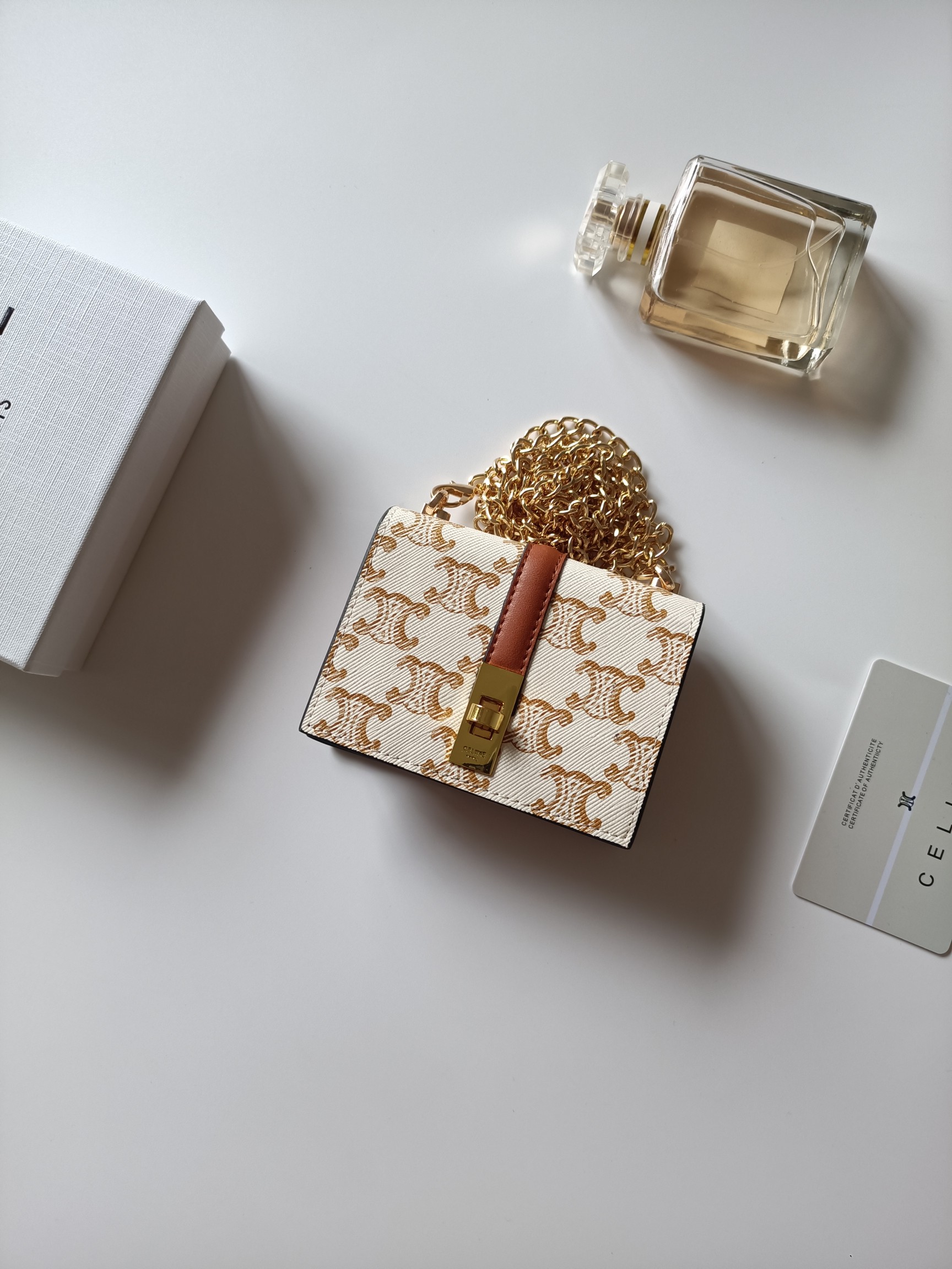 CELINE ワンピース ミニウォレット フラップ付き チェーン付き クロスボディ ベージュ🔥 - 画像 2