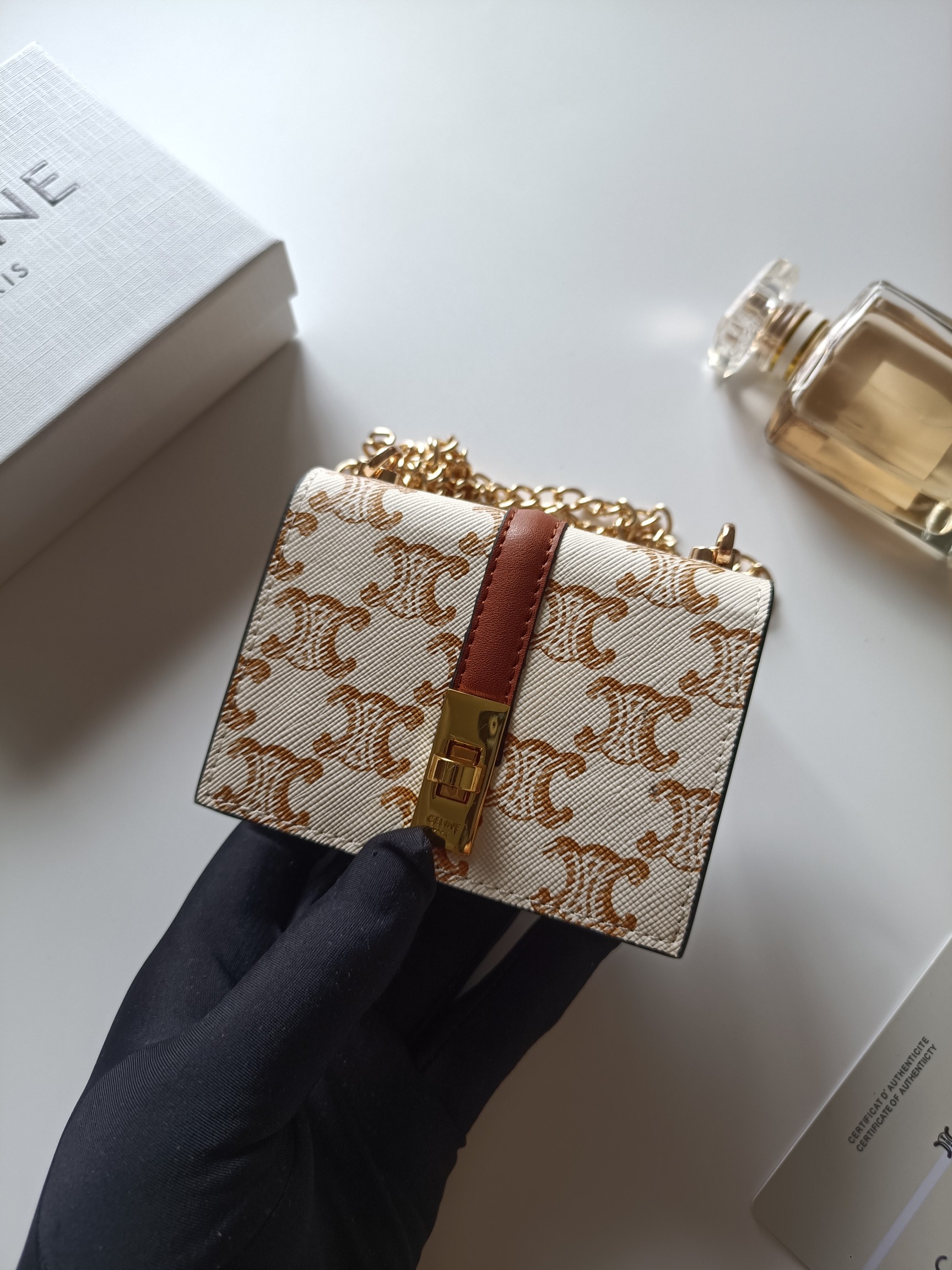 CELINE ワンピース ミニウォレット フラップ付き チェーン付き クロスボディ ベージュ🔥 - 画像 4