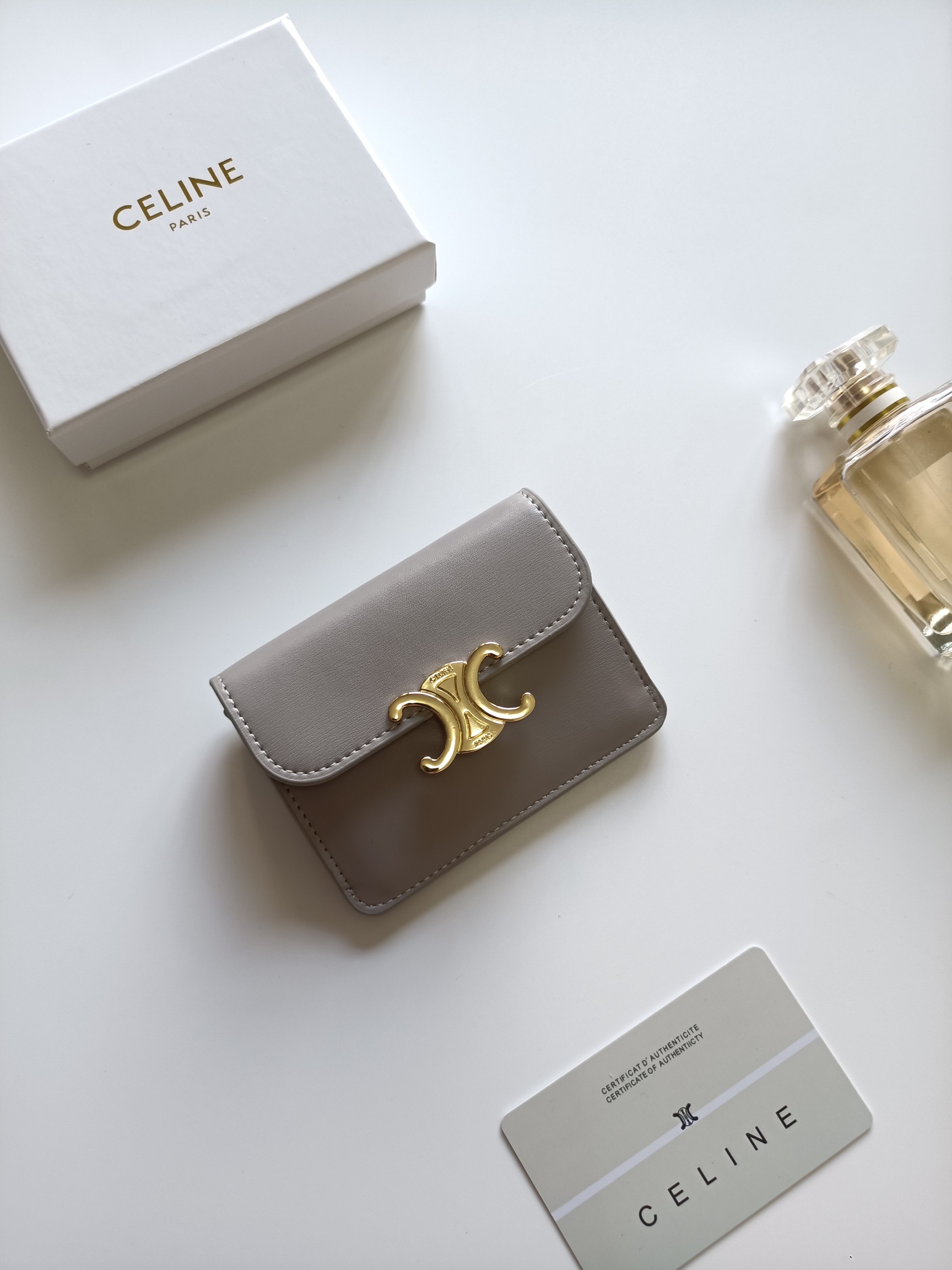 セリーヌ カードケース レザー ラウンドロック グレー 1色 🖤