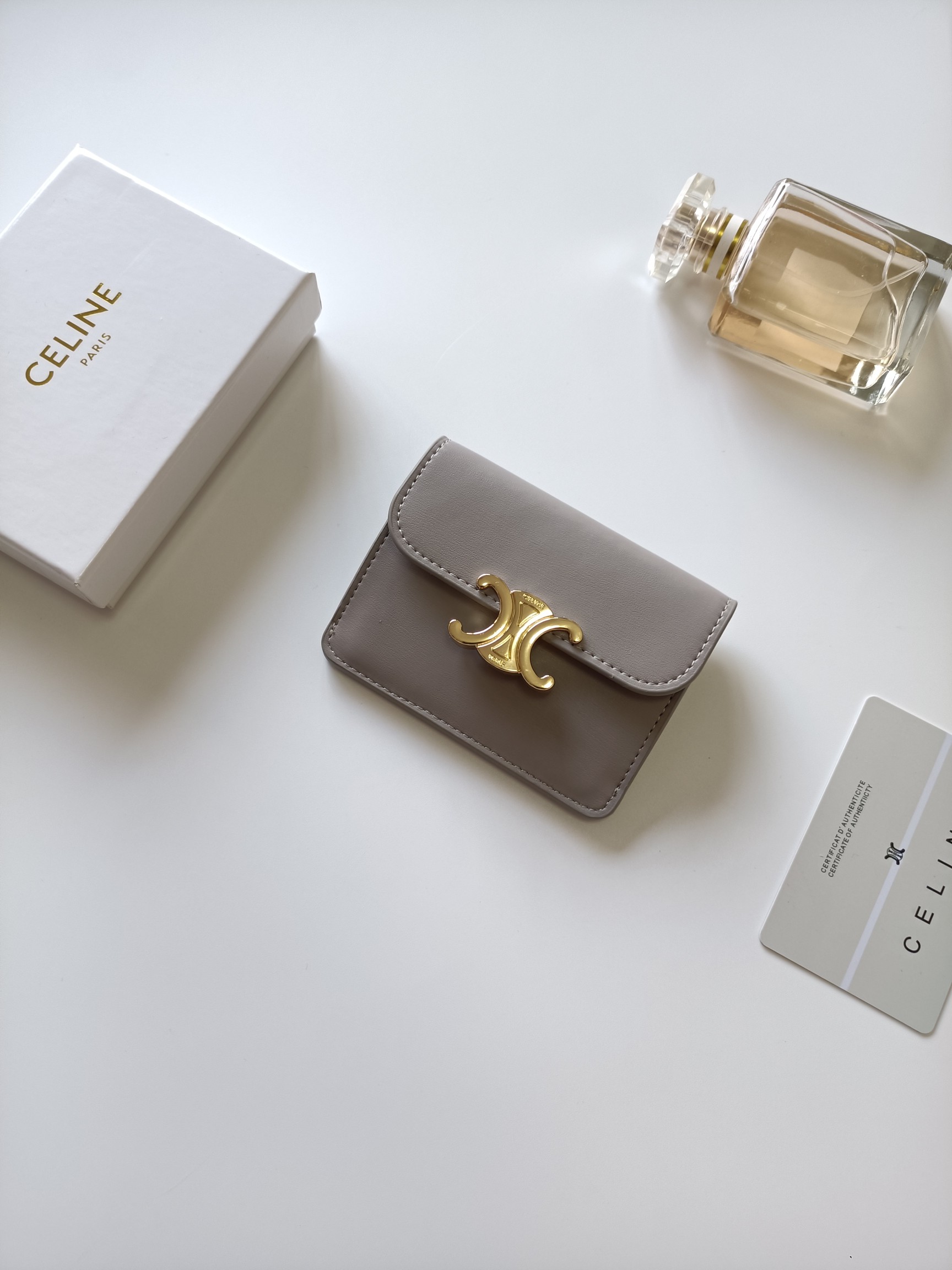 セリーヌ カードケース レザー ラウンドロック グレー 1色 🖤 - 画像 2