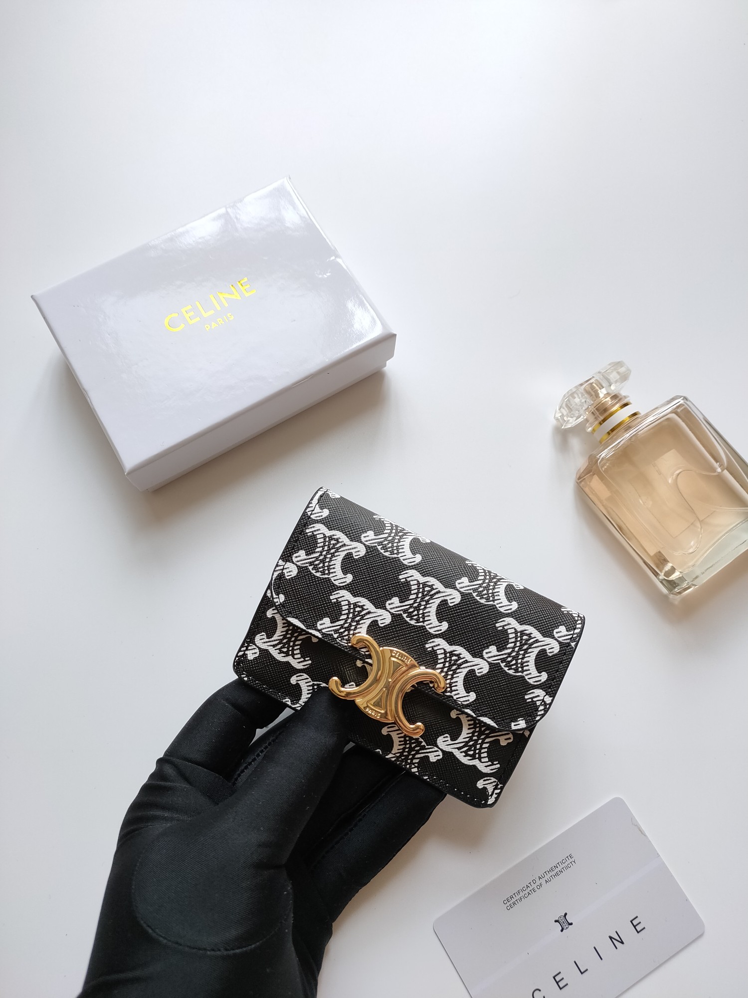 CELINE シリーズ ブラック プリンティング カードケース 🖤 トランクス柄 ゴールドプレート 二つ折り財布 ✨ - 画像 4