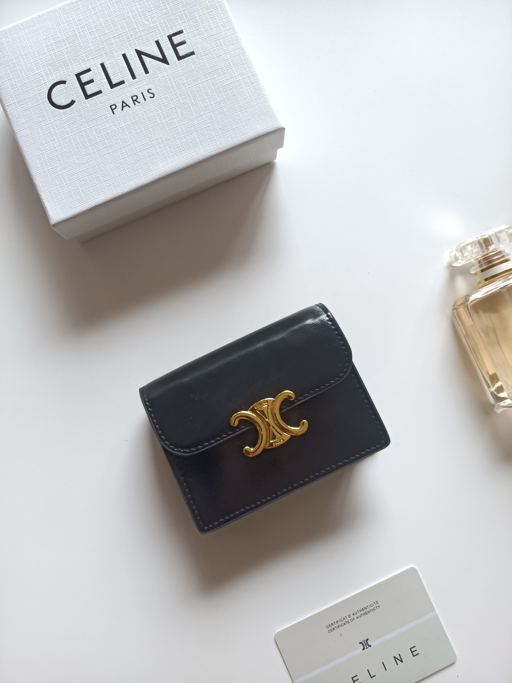 CELINE プチウォレット 黒 レザー 二つ折り プルオーバーカードケース 🖤