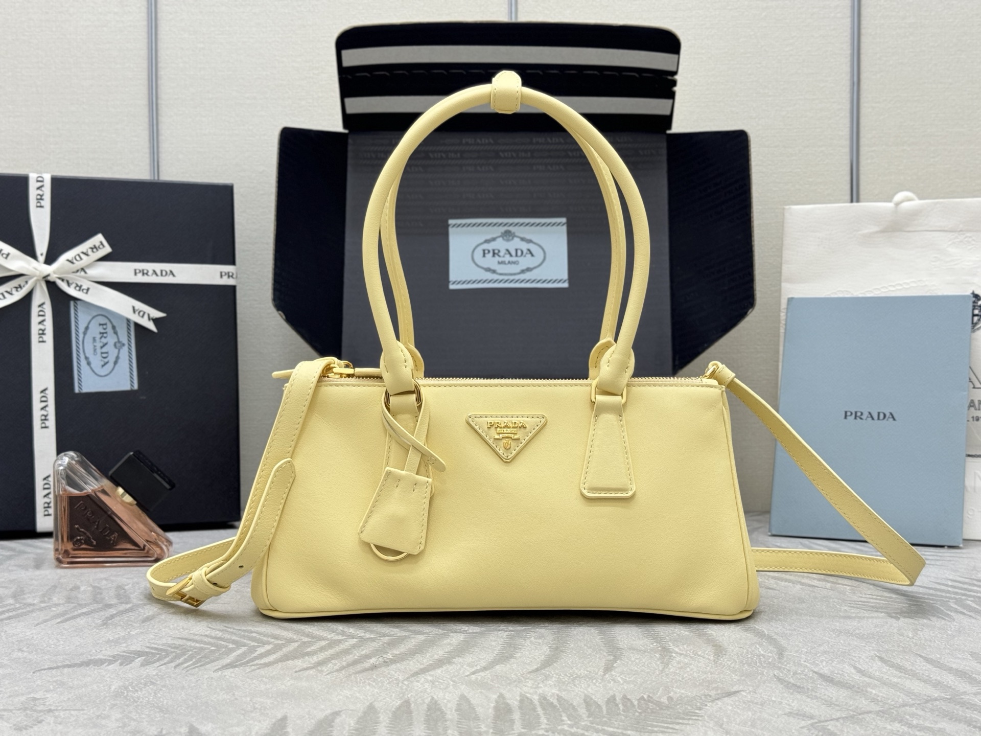 プラダ ミニトート レディース ライトイエロー 1.5代 レザー バッグ 箱付き 🍋 - 画像 1