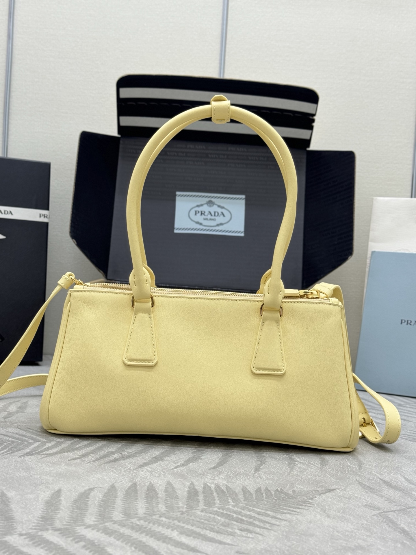 プラダ ミニトート レディース ライトイエロー 1.5代 レザー バッグ 箱付き 🍋 - 画像 2