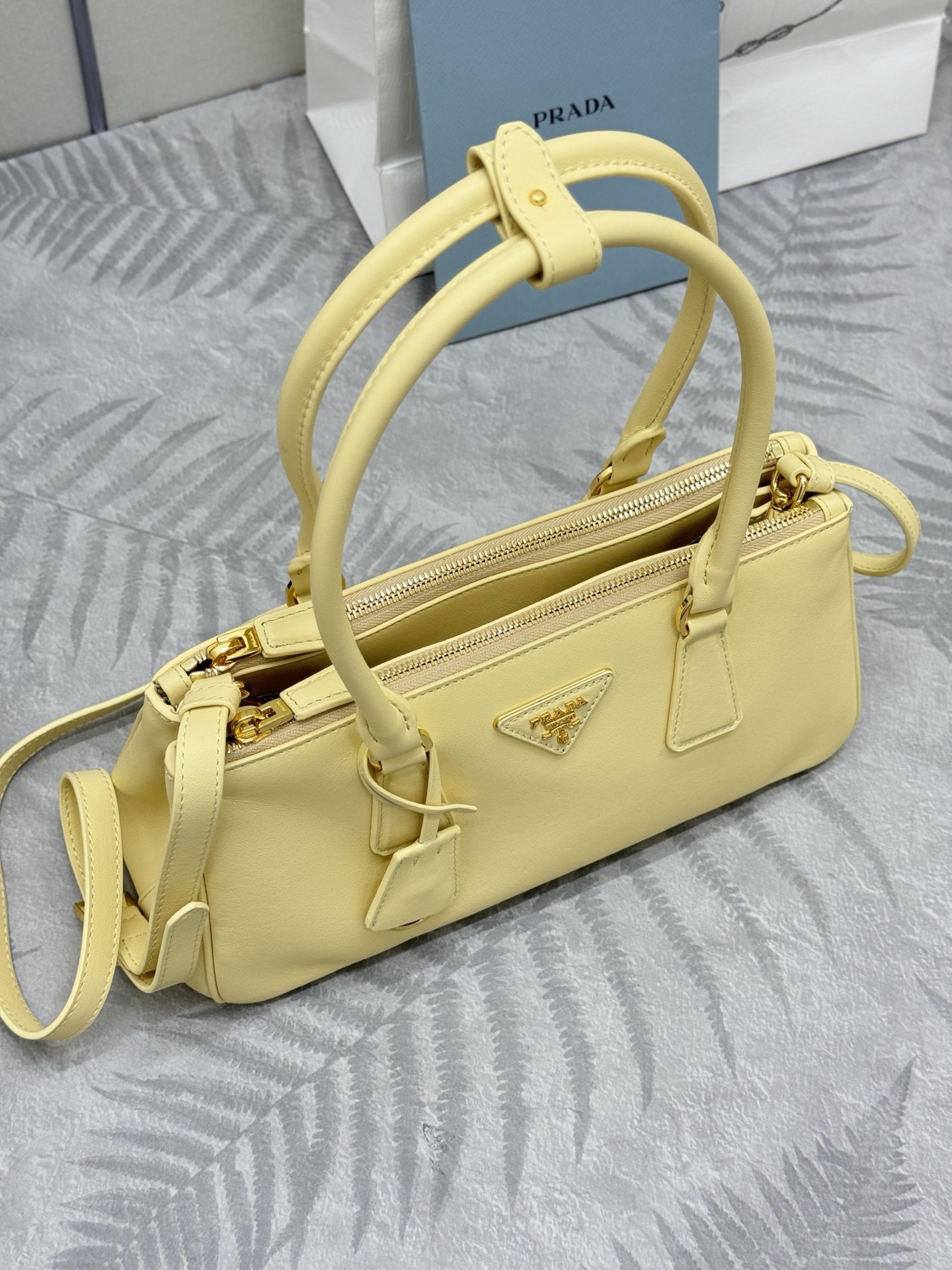 プラダ ミニトート レディース ライトイエロー 1.5代 レザー バッグ 箱付き 🍋 - 画像 3
