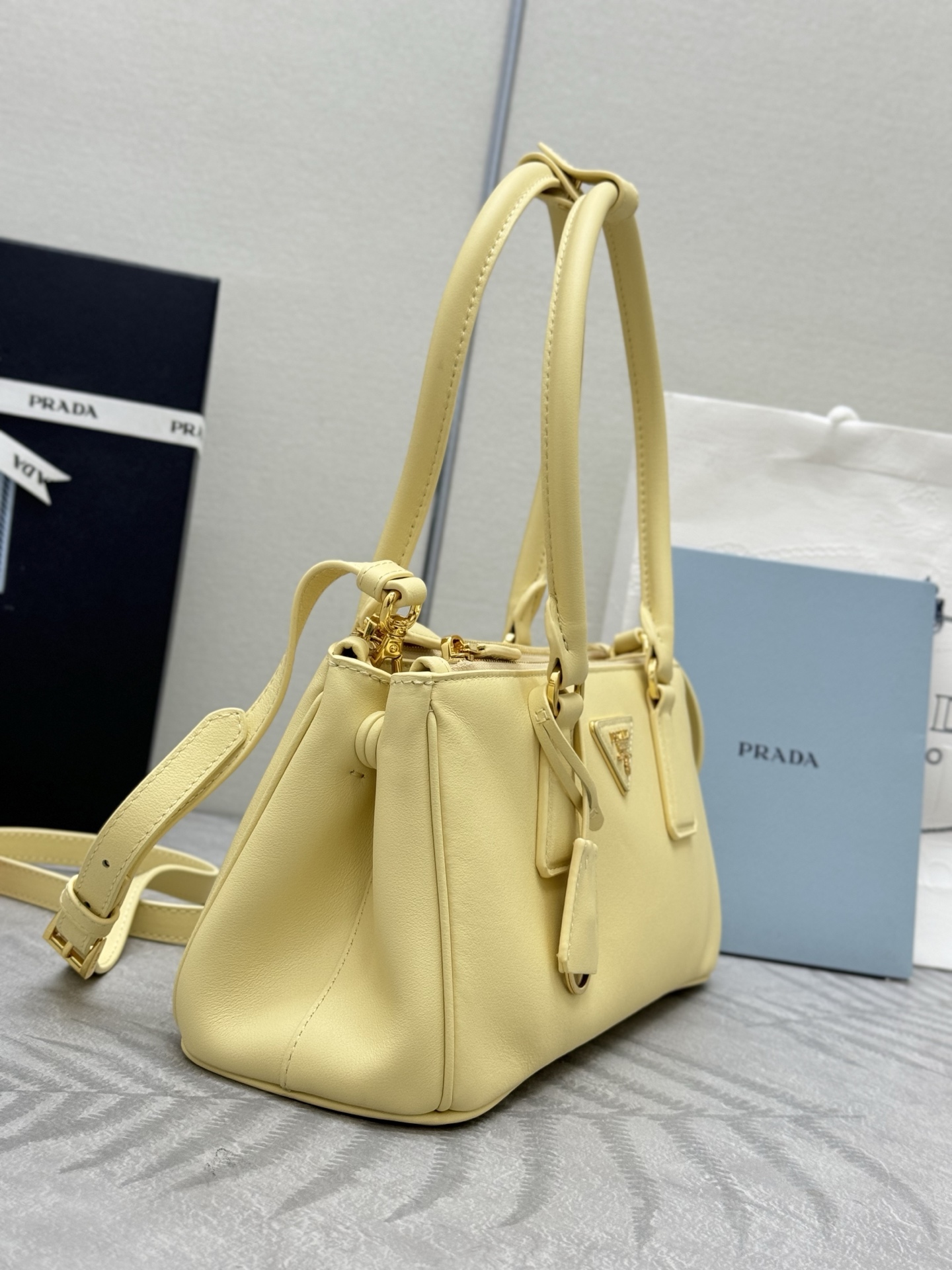 プラダ ミニトート レディース ライトイエロー 1.5代 レザー バッグ 箱付き 🍋 - 画像 4