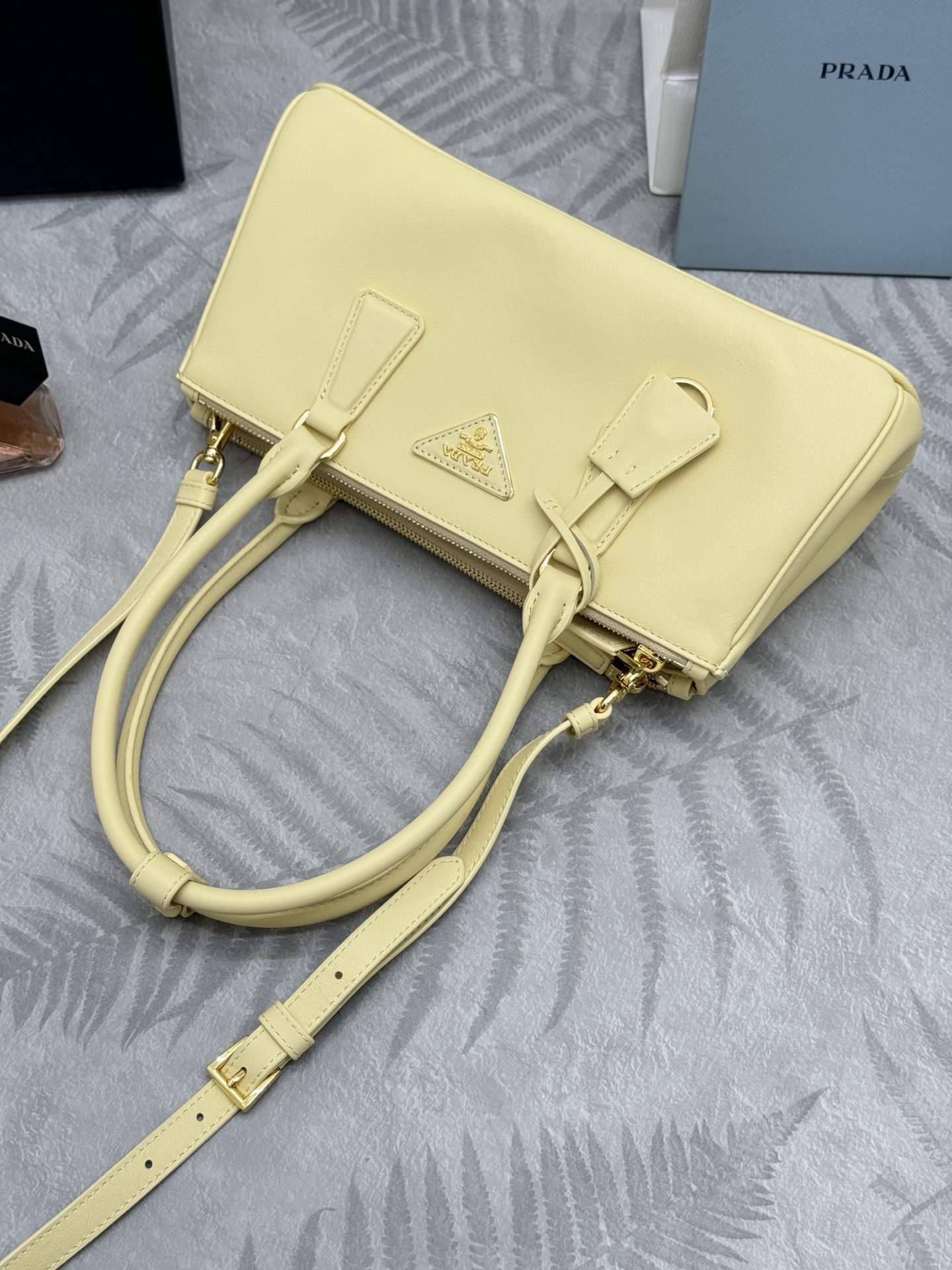 プラダ ミニトート レディース ライトイエロー 1.5代 レザー バッグ 箱付き 🍋 - 画像 5