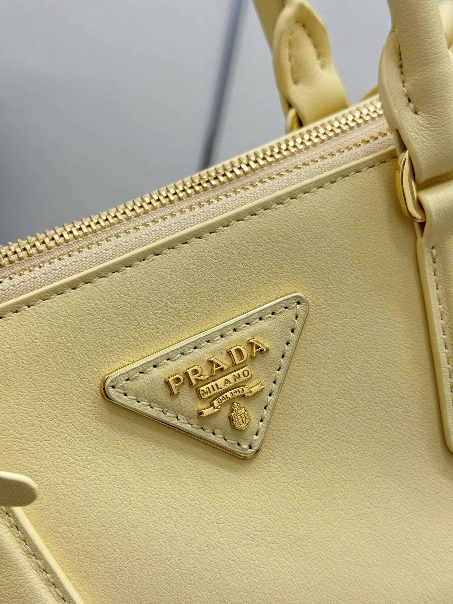 プラダ ミニトート レディース ライトイエロー 1.5代 レザー バッグ 箱付き 🍋 - 画像 7