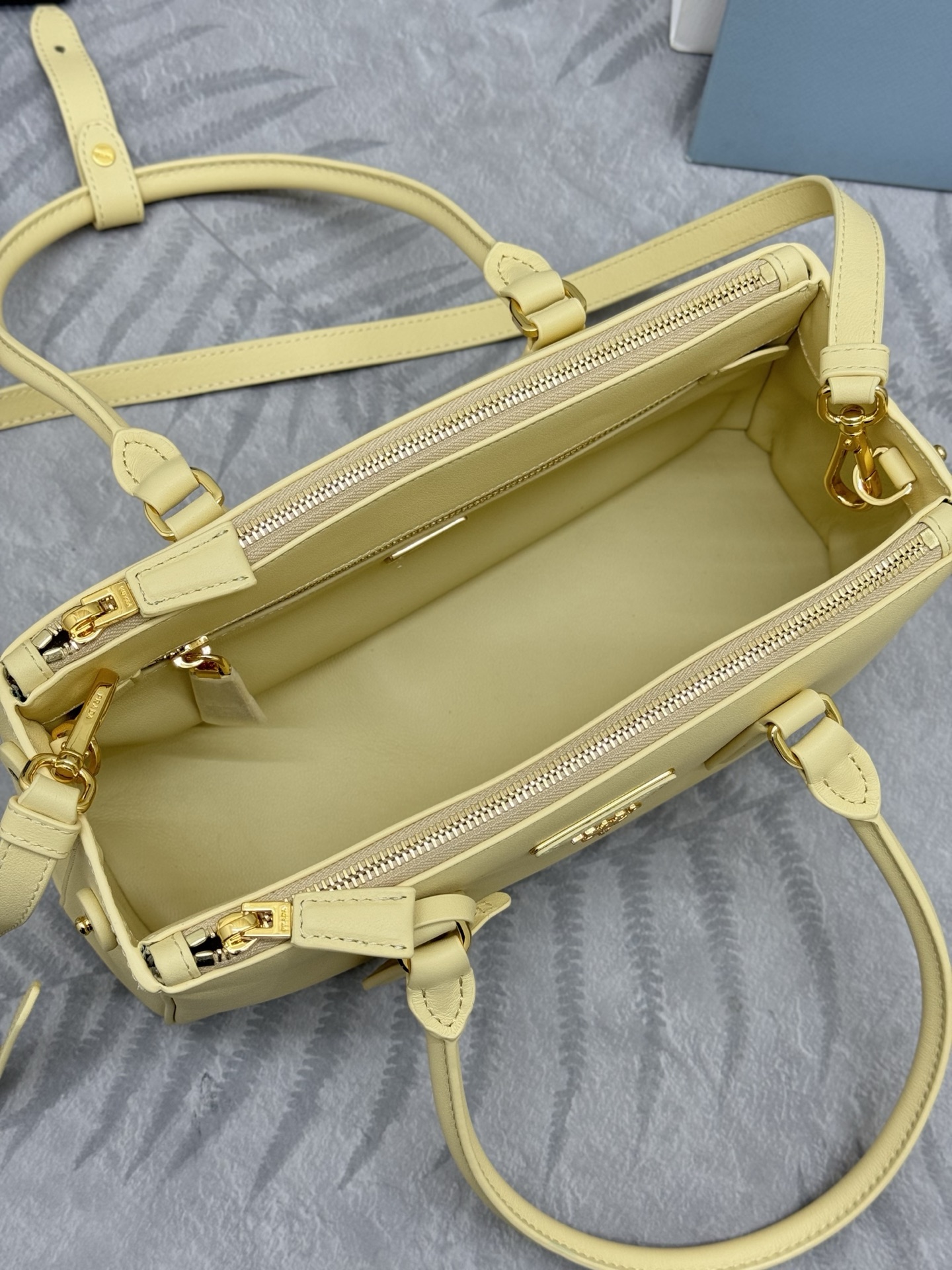 プラダ ミニトート レディース ライトイエロー 1.5代 レザー バッグ 箱付き 🍋 - 画像 8