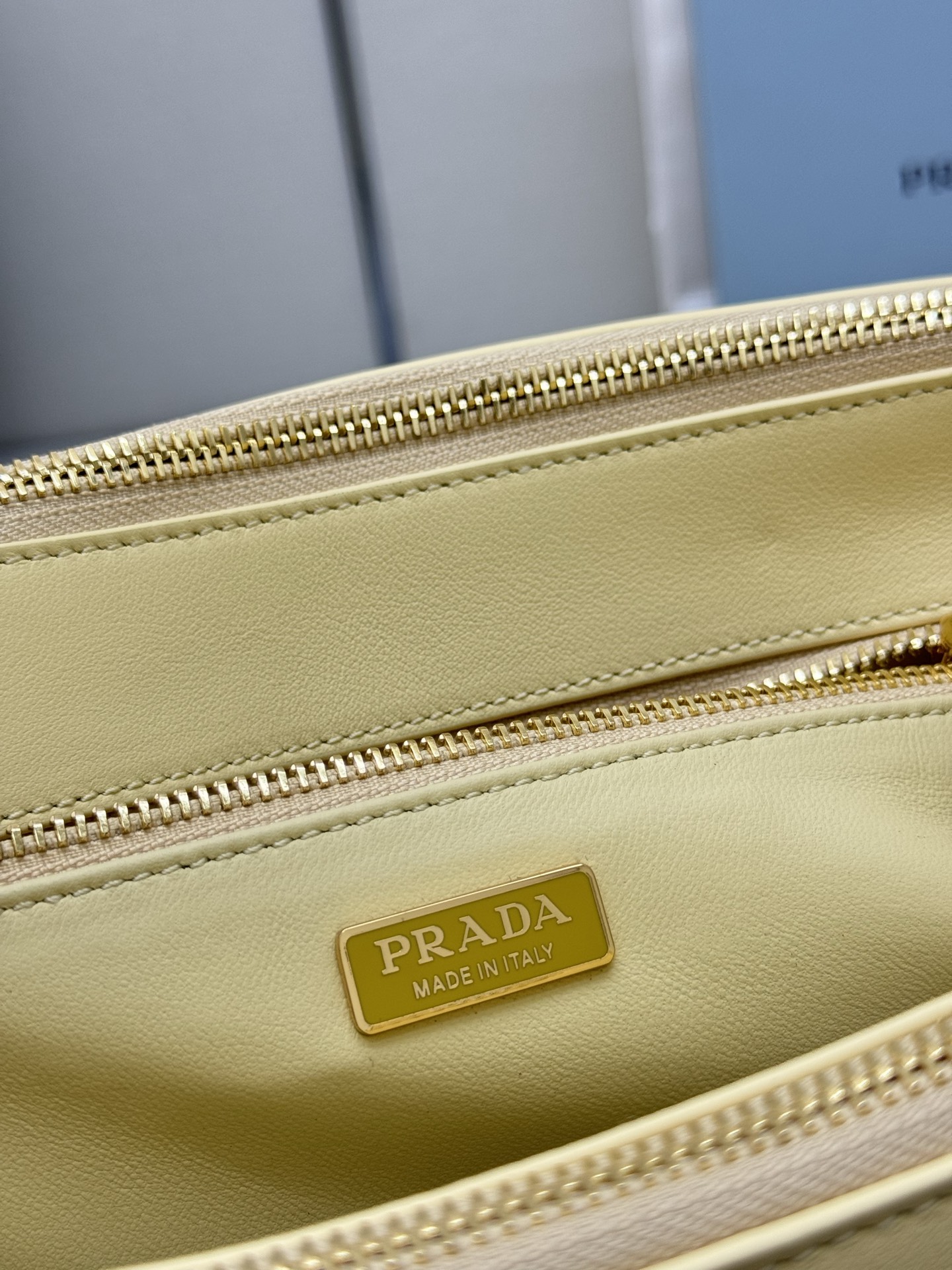 プラダ ミニトート レディース ライトイエロー 1.5代 レザー バッグ 箱付き 🍋 - 画像 9