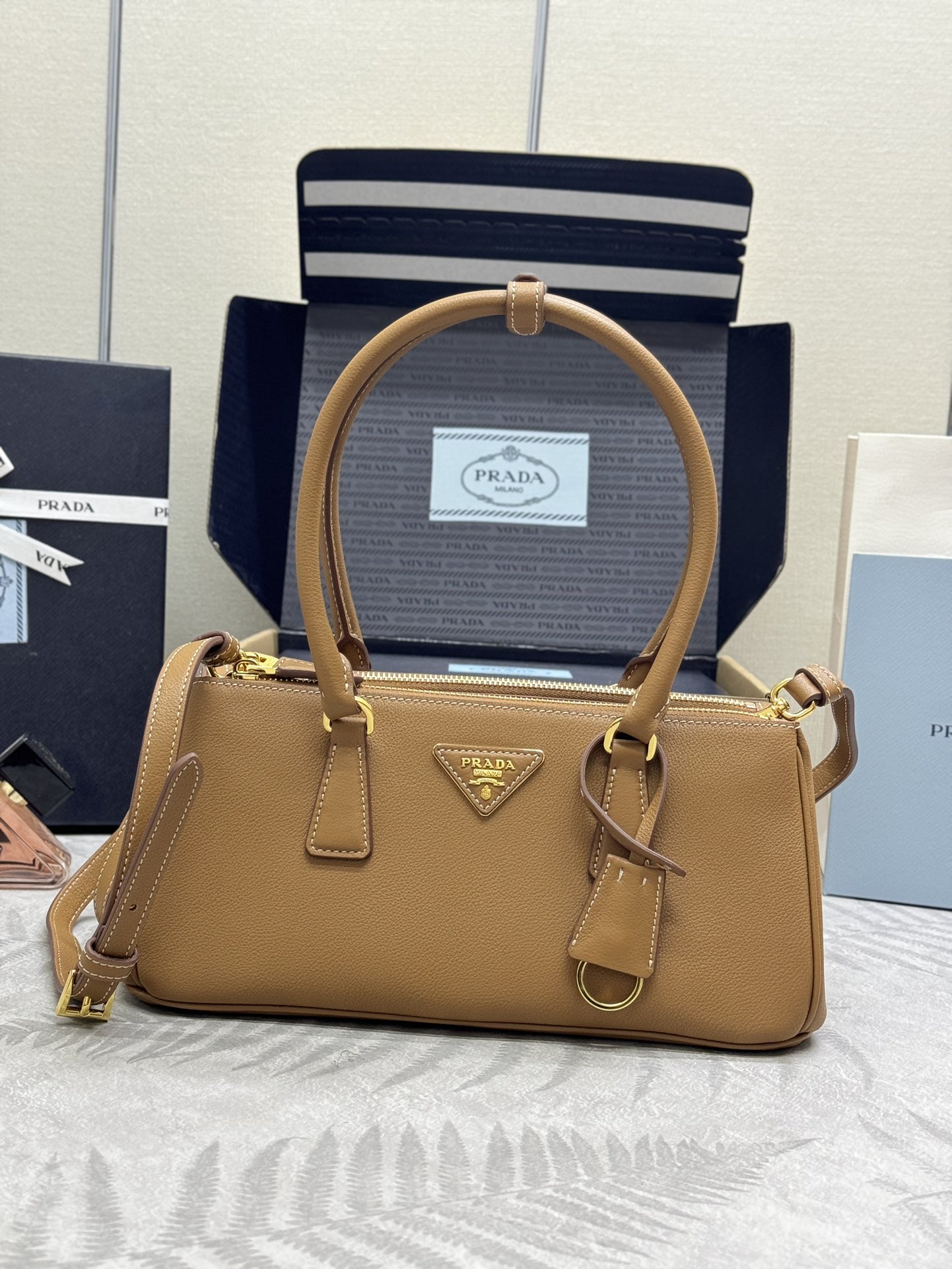 プラダ ハンドバッグ タン シボ加工 ショルダーストラップ付き 二重ファスナー 🎩 - 画像 1