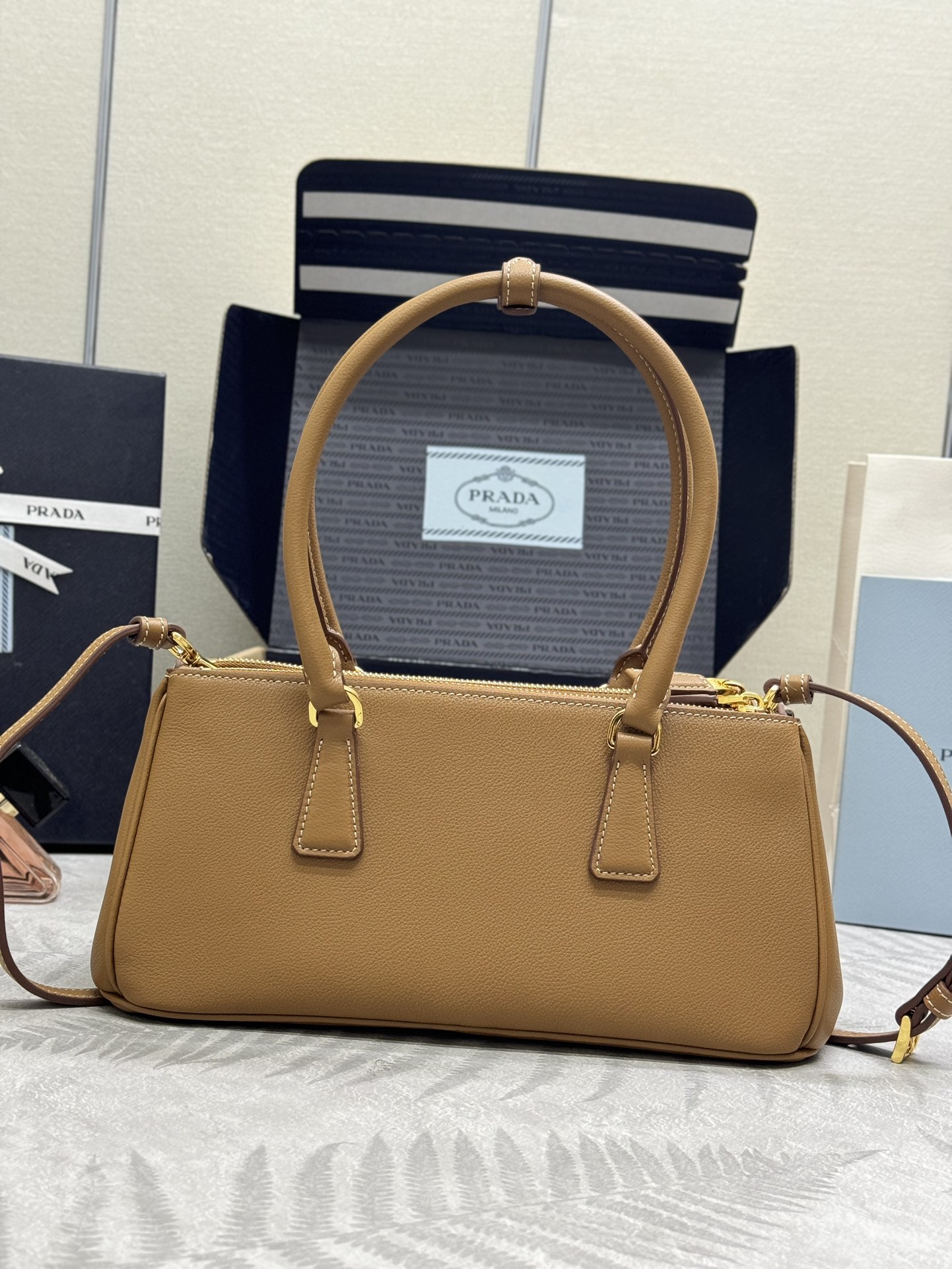 プラダ ハンドバッグ タン シボ加工 ショルダーストラップ付き 二重ファスナー 🎩 - 画像 2