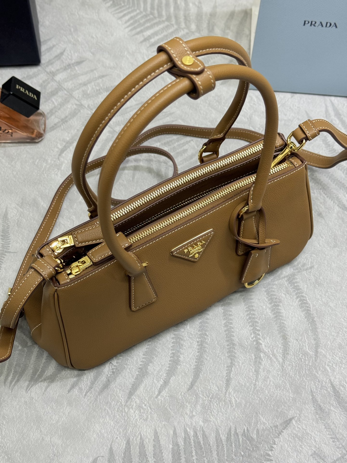 プラダ ハンドバッグ タン シボ加工 ショルダーストラップ付き 二重ファスナー 🎩 - 画像 3