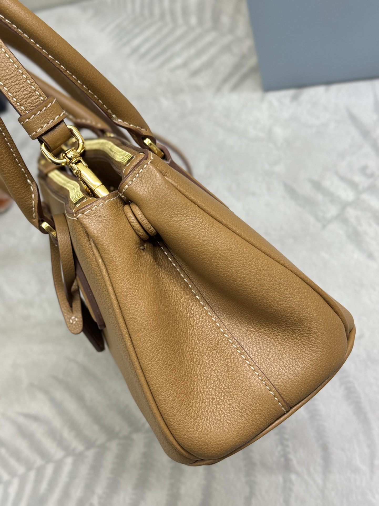 プラダ ハンドバッグ タン シボ加工 ショルダーストラップ付き 二重ファスナー 🎩 - 画像 4