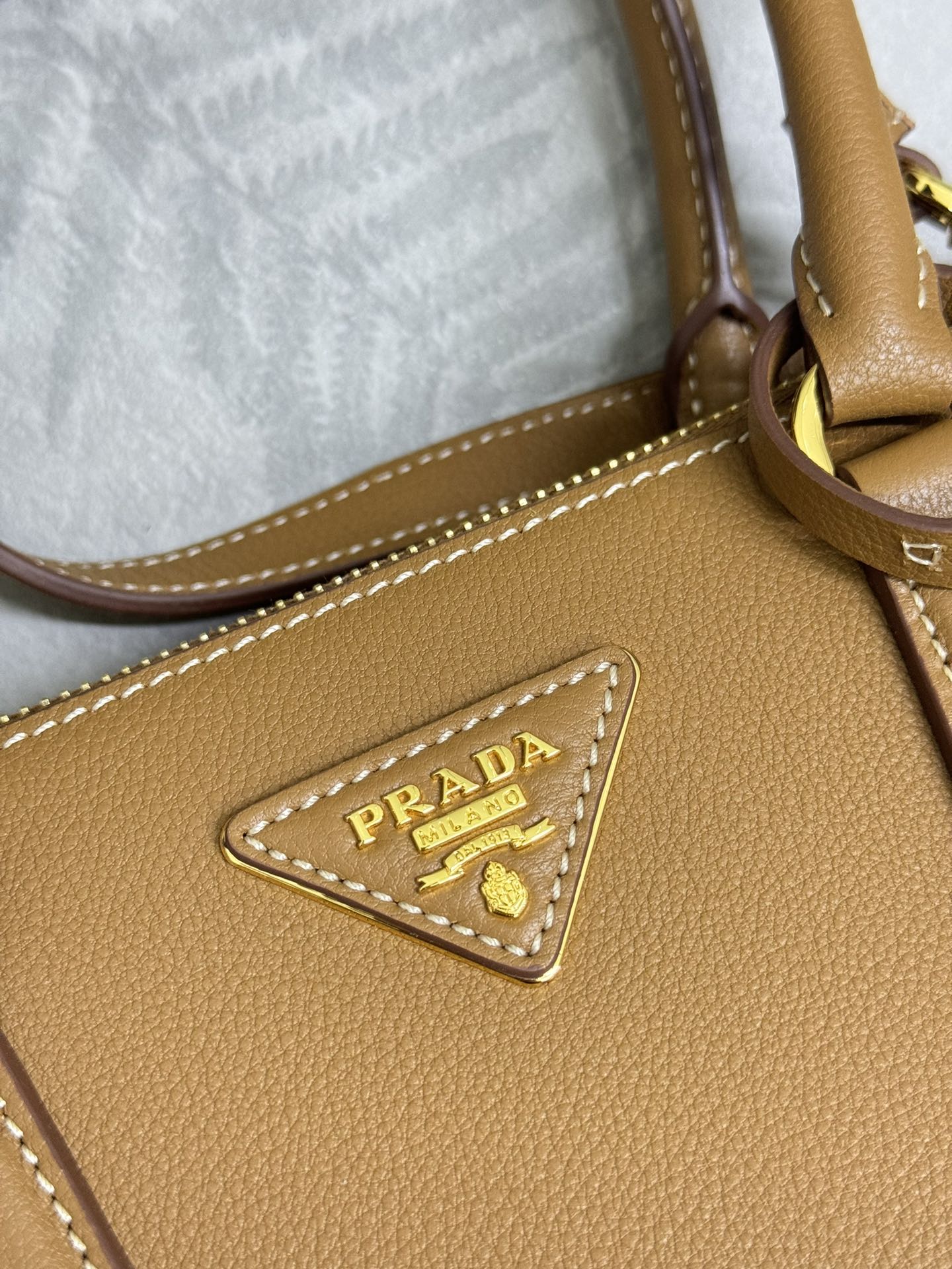 プラダ ハンドバッグ タン シボ加工 ショルダーストラップ付き 二重ファスナー 🎩 - 画像 6