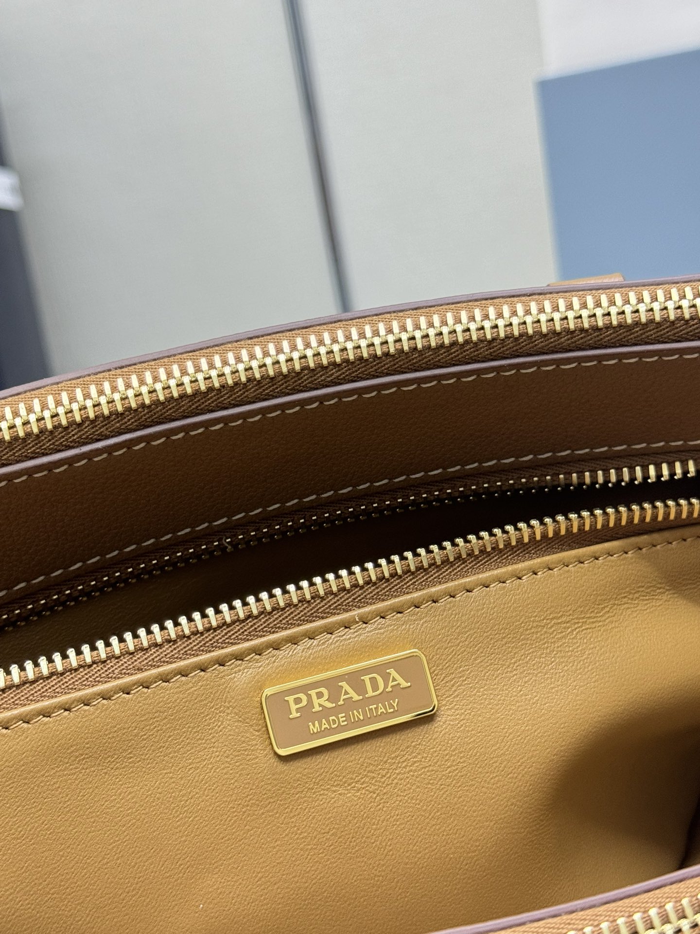 プラダ ハンドバッグ タン シボ加工 ショルダーストラップ付き 二重ファスナー 🎩 - 画像 8