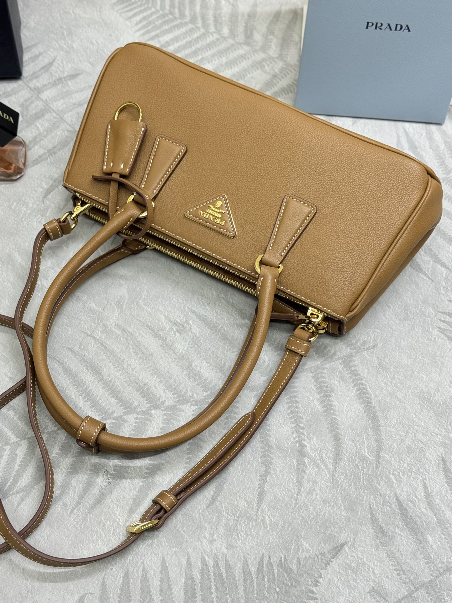 プラダ ハンドバッグ タン シボ加工 ショルダーストラップ付き 二重ファスナー 🎩 - 画像 9