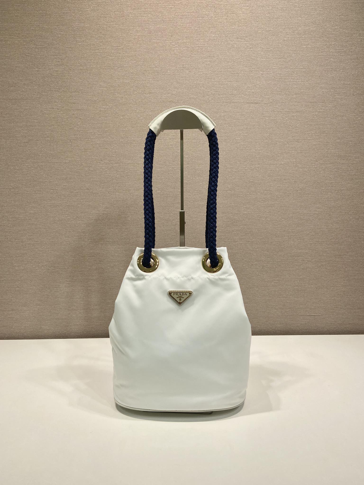 プラダ バッグ ホワイト×ネイビー バスケットバッグ 1色入 🧺 - 画像 1