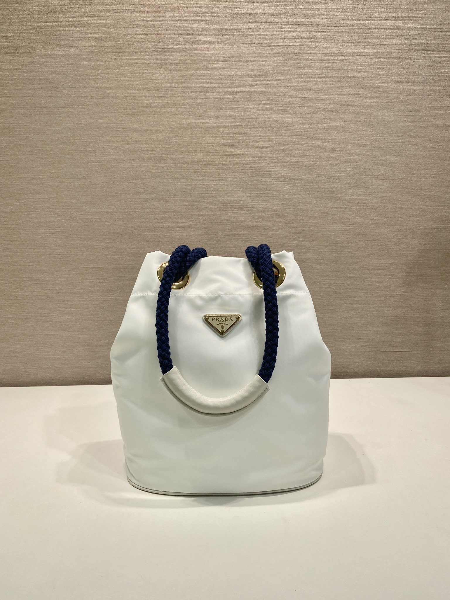 プラダ バッグ ホワイト×ネイビー バスケットバッグ 1色入 🧺 - 画像 2