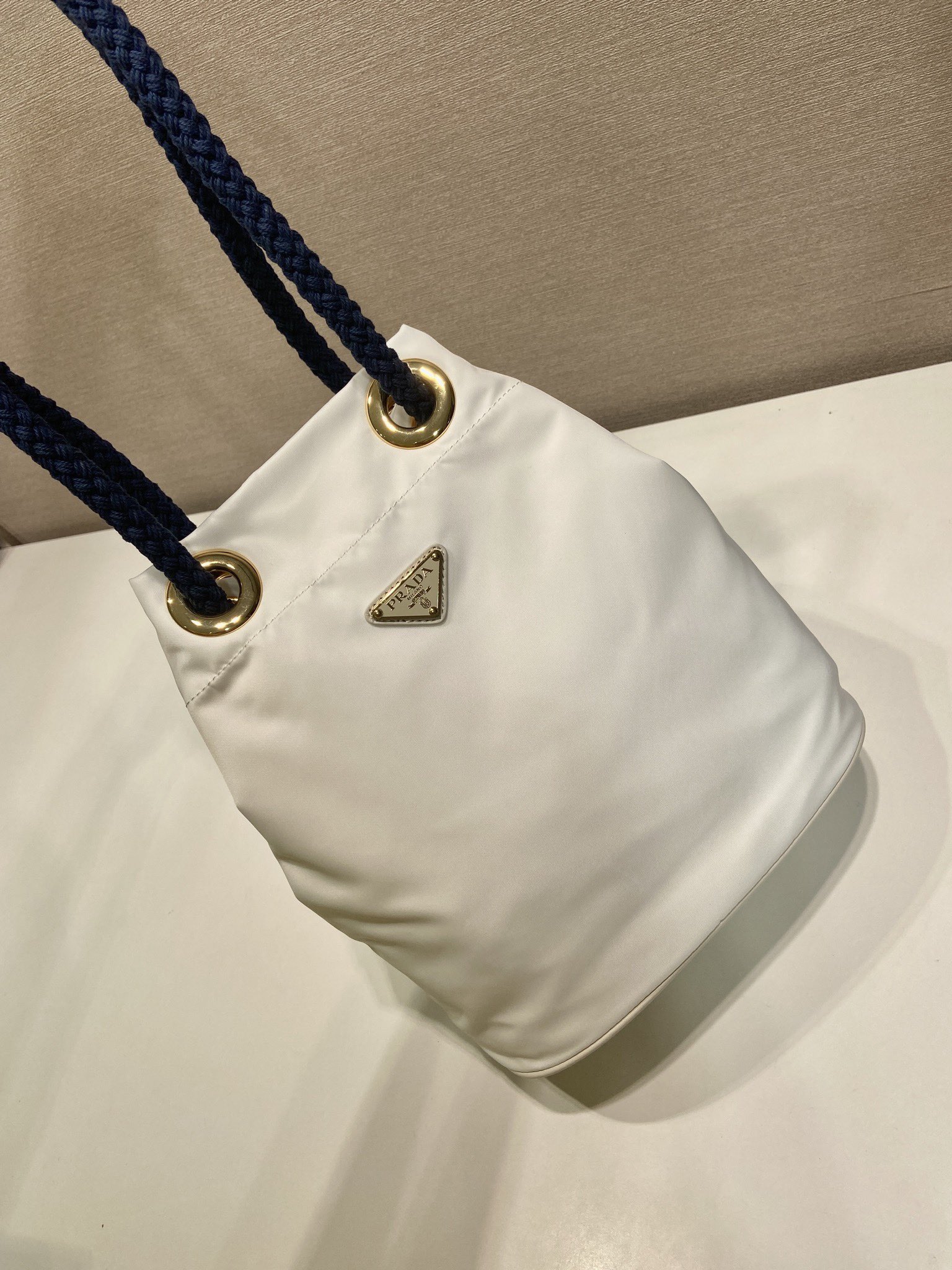 プラダ バッグ ホワイト×ネイビー バスケットバッグ 1色入 🧺 - 画像 5