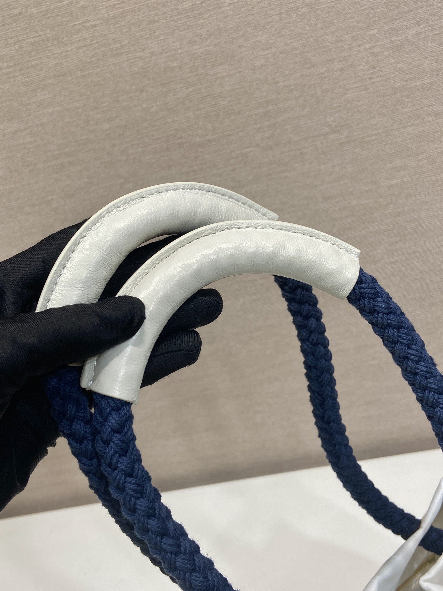 プラダ バッグ ホワイト×ネイビー バスケットバッグ 1色入 🧺 - 画像 7