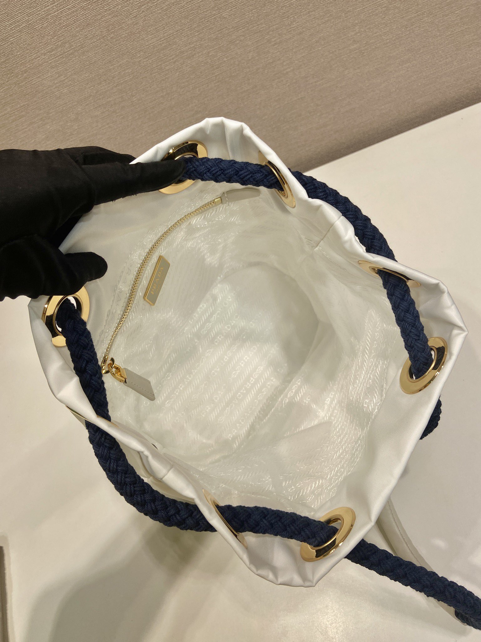 プラダ バッグ ホワイト×ネイビー バスケットバッグ 1色入 🧺 - 画像 8