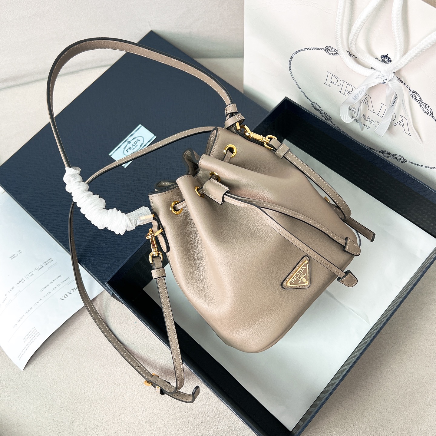 プラダ ミニバケットバッグ レザー グレー 19900円 ️✨ - 画像 1