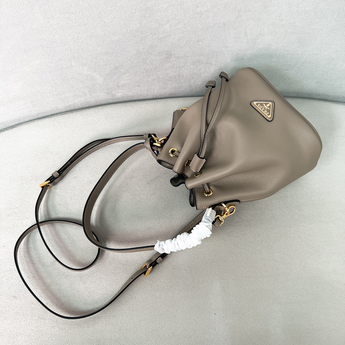 プラダ ミニバケットバッグ レザー グレー 19900円 ️✨ - 画像 5