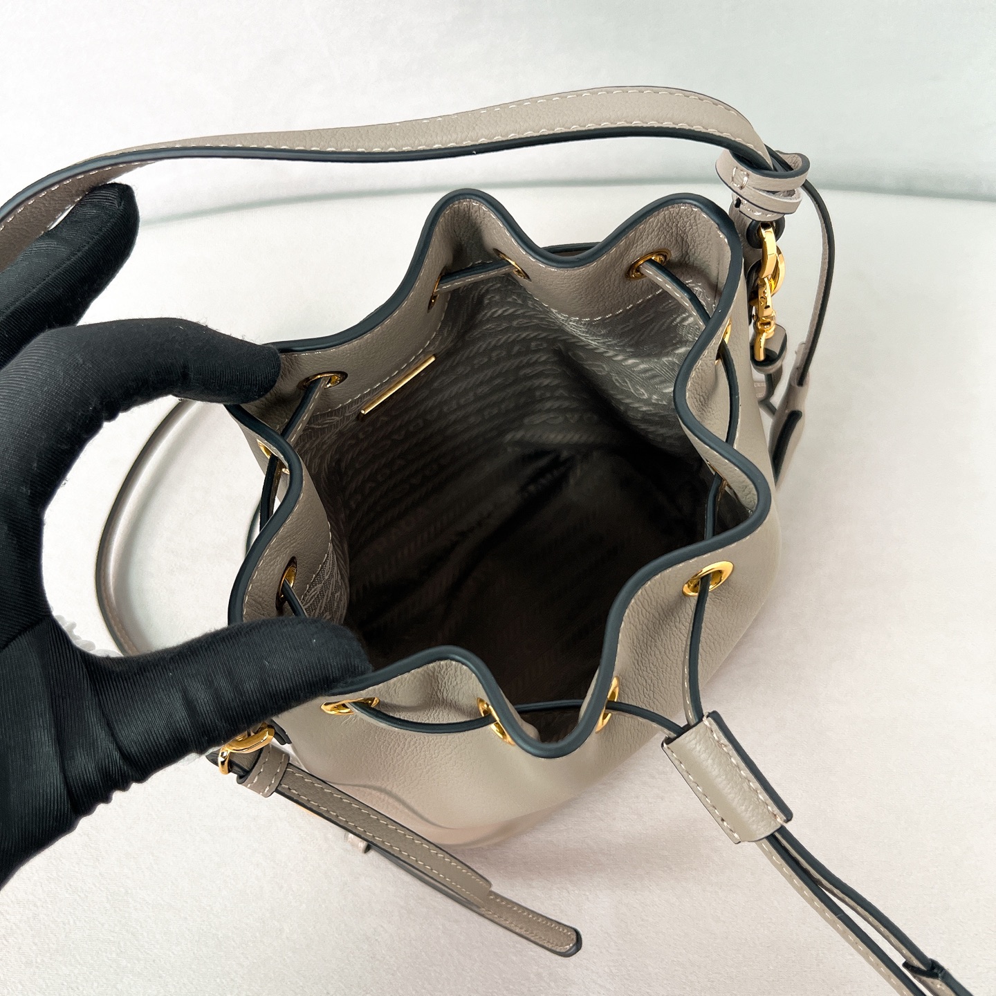 プラダ ミニバケットバッグ レザー グレー 19900円 ️✨ - 画像 8