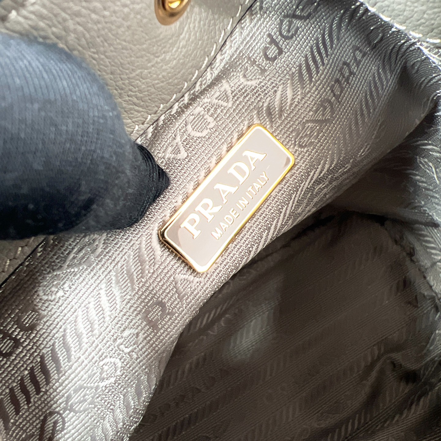 プラダ ミニバケットバッグ レザー グレー 19900円 ️✨ - 画像 9
