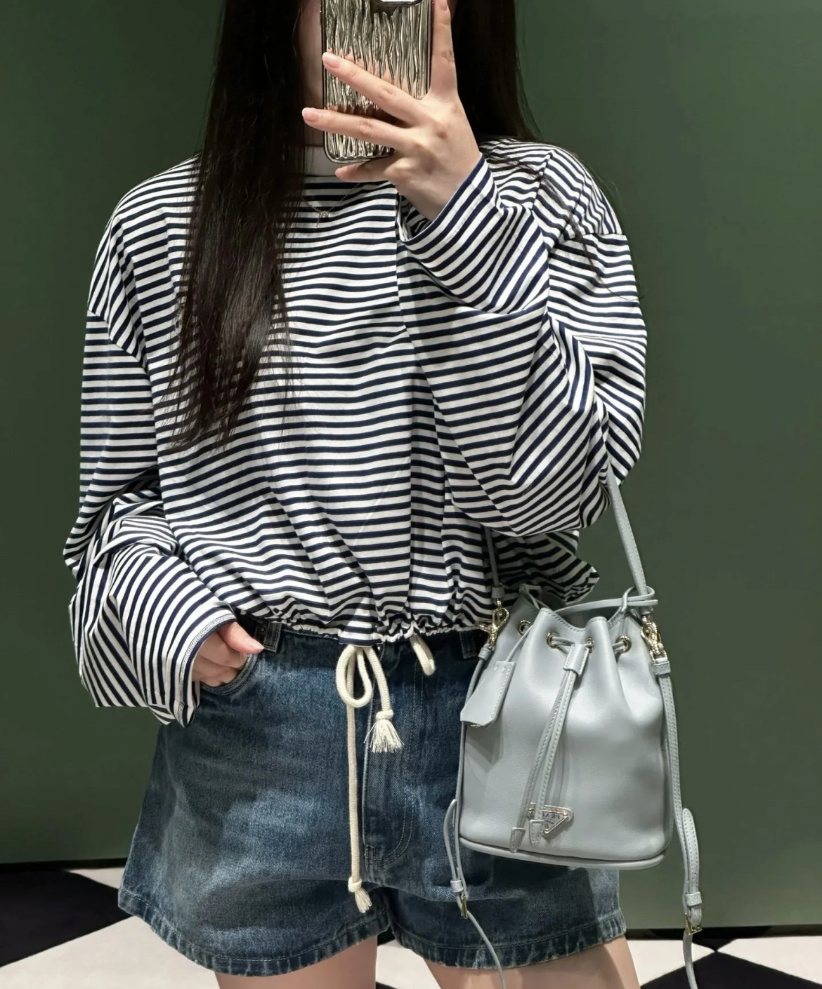 PRADA プラダ バッグ バケットバッグ レザー ライトグレー 1色入 🎩 - 画像 1