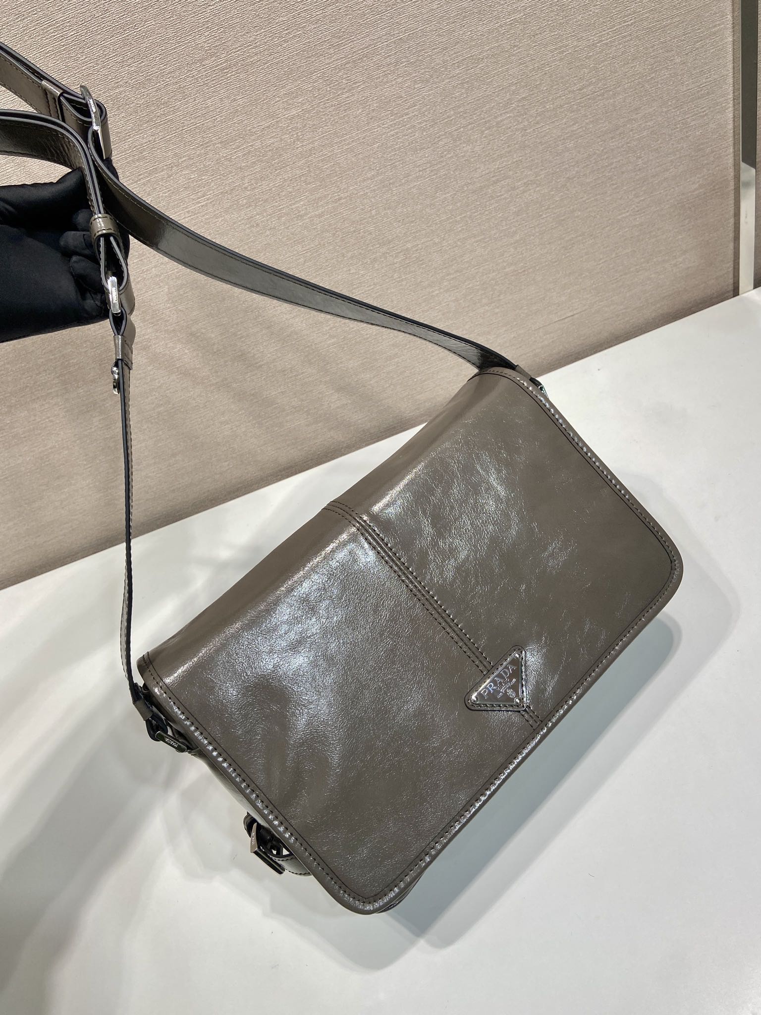 PRADA メンズ ミニショルダーバッグ レザー グレー 🖤 42サイズ - 画像 2