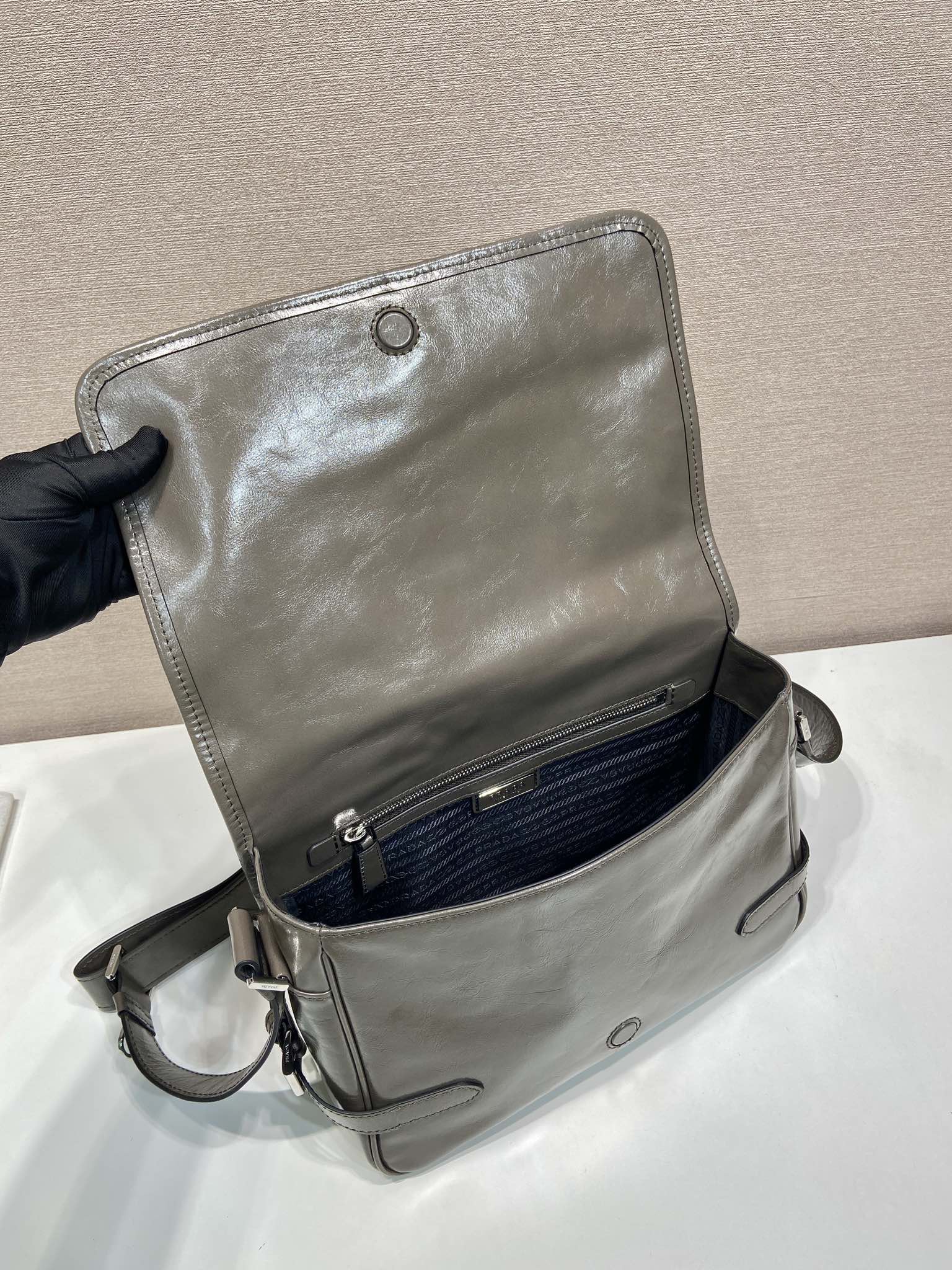 PRADA メンズ ミニショルダーバッグ レザー グレー 🖤 42サイズ - 画像 8