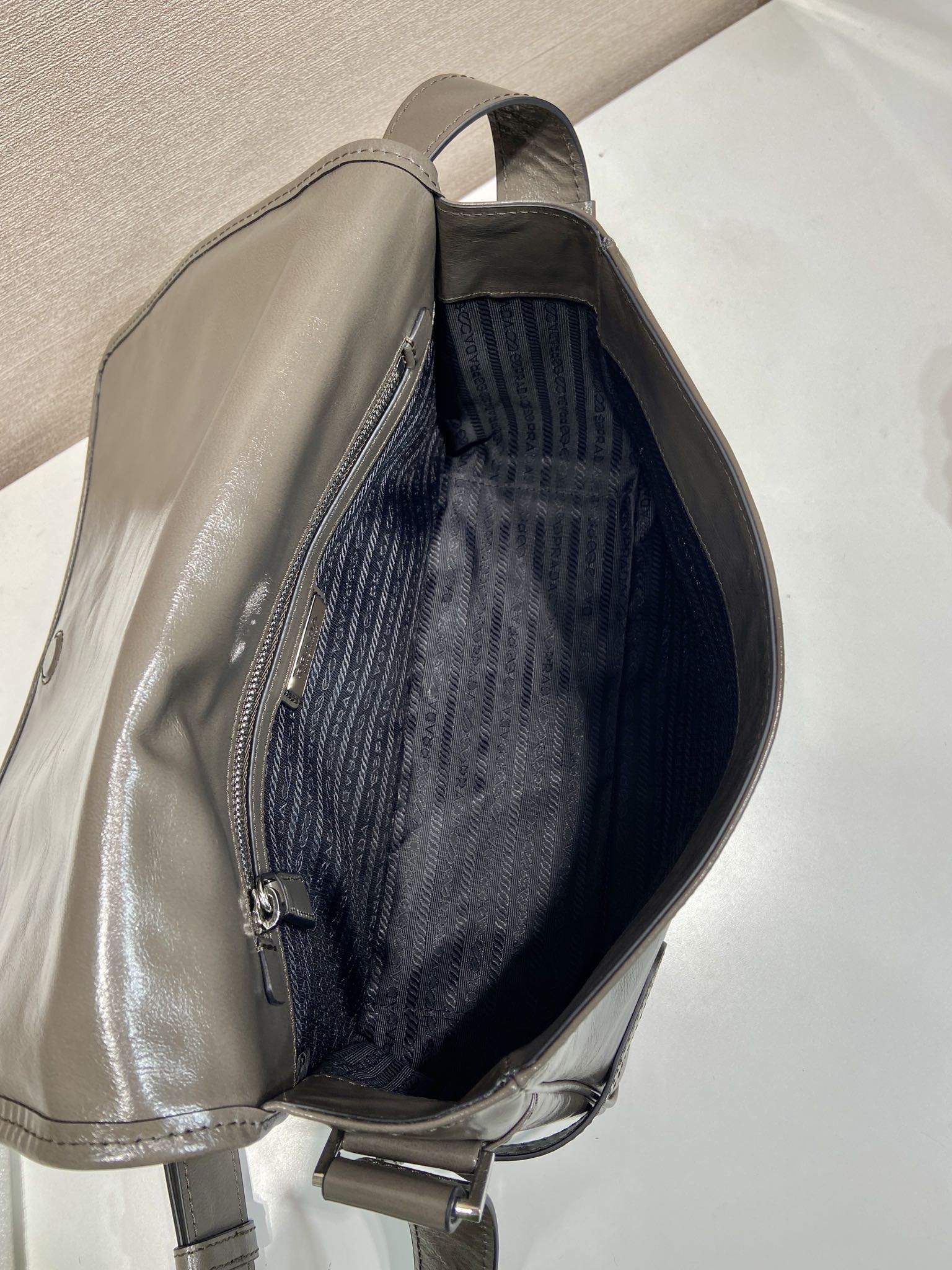 PRADA メンズ ミニショルダーバッグ レザー グレー 🖤 42サイズ - 画像 9